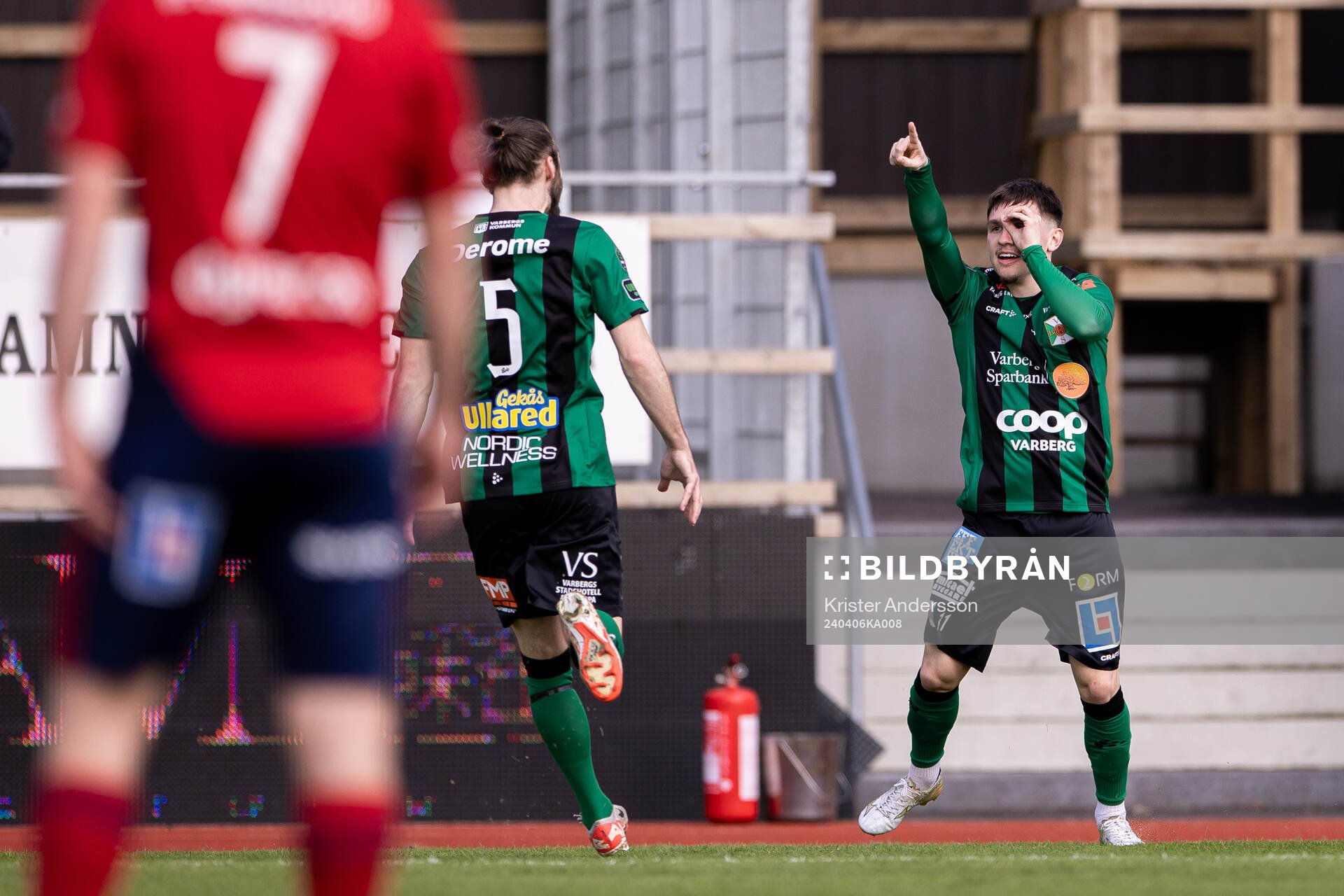 Varbergs Isak Bjerkebo jublar efter 1-0 under fotbollsmatchen i Superettan mellan Varberg och Öster den 6 april 2024 i Varberg. 