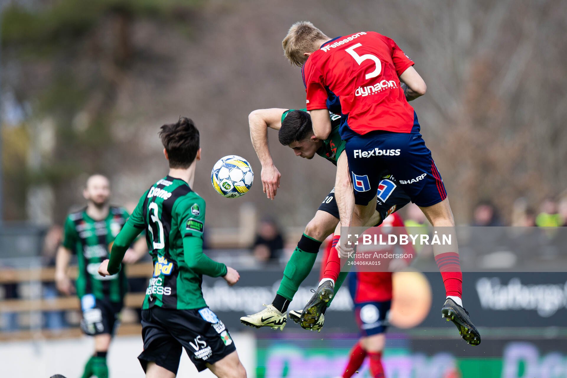 Varbergs Aulon Bitiqi och Östers Mattis Adolfsson under fotbollsmatchen i Superettan mellan Varberg och Öster den 6 april 2024 i Varberg. 