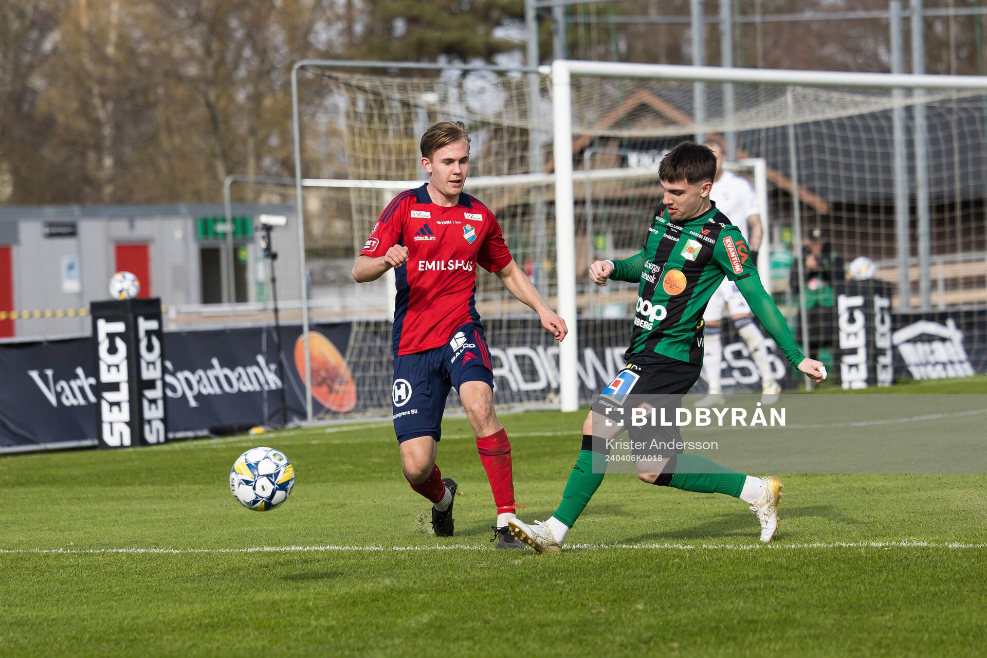 Östers Adam Herdonsson och Varbergs Isak Bjerkebo under fotbollsmatchen i Superettan mellan Varberg och Öster den 6 april 2024 i Varberg. 