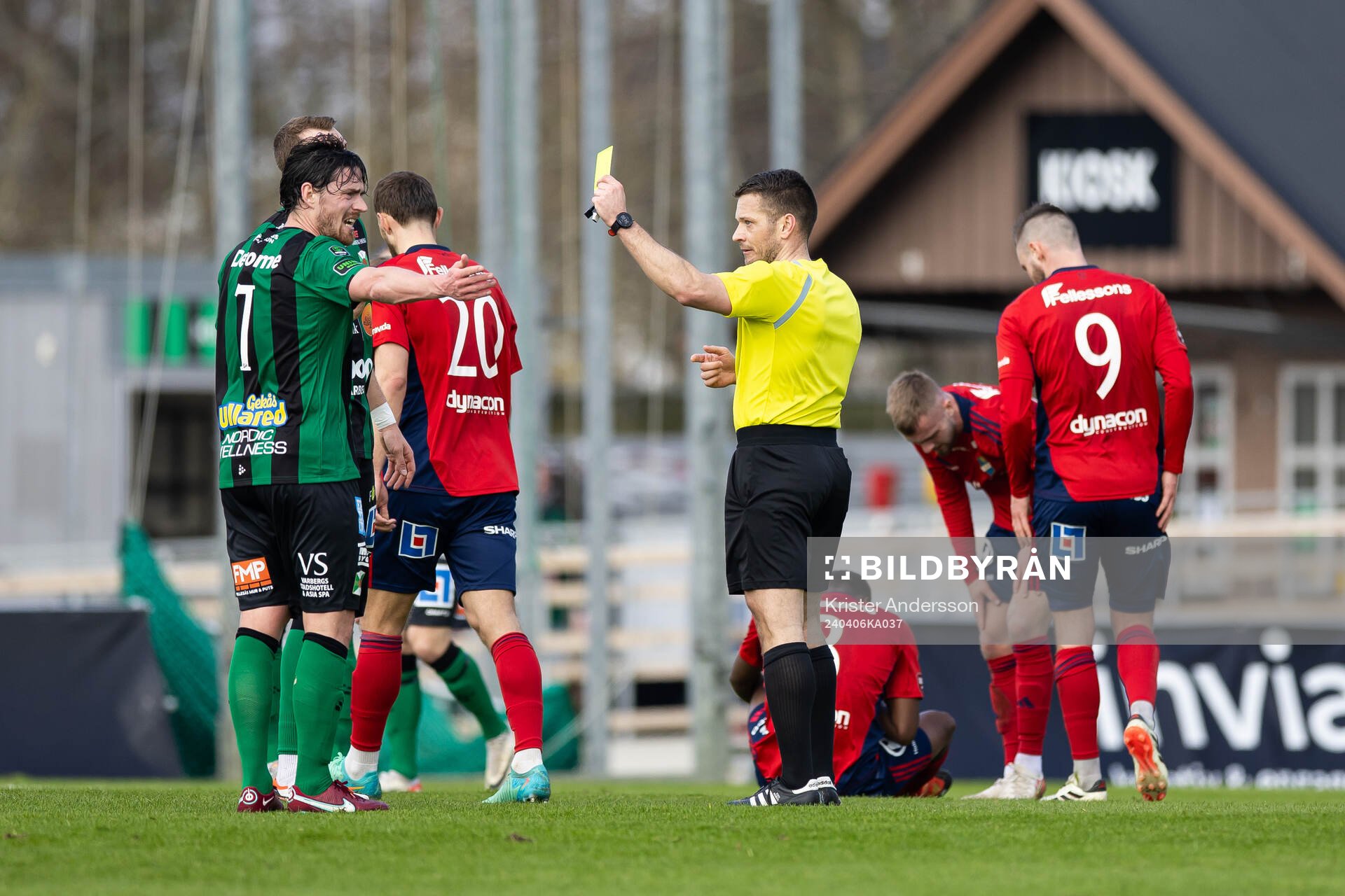 Varbergs Robin Tranberg och domare Jovan Krsmanovic
