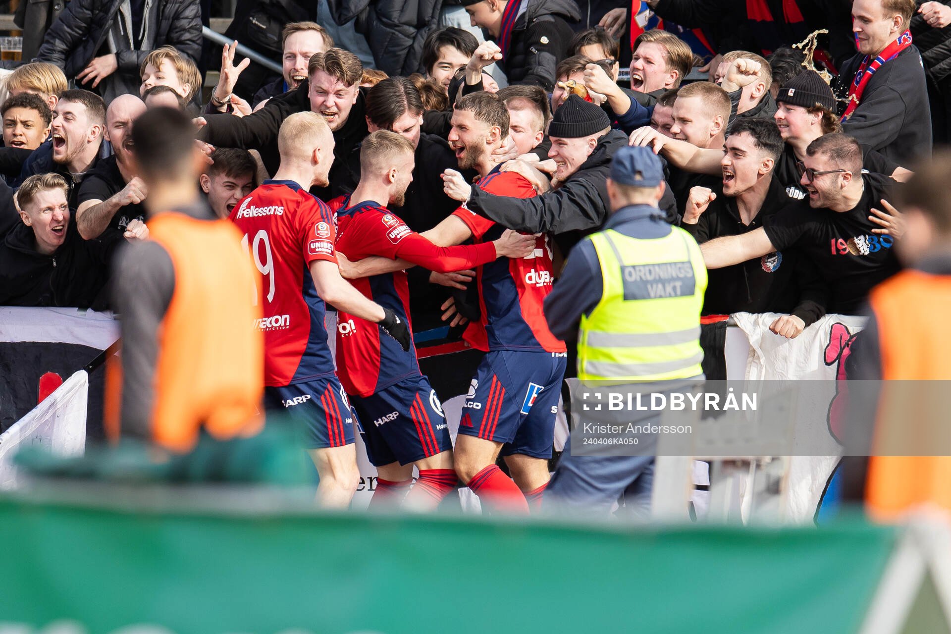 Östers Alibek Aliev jublar med publiken under fotbollsmatchen i Superettan mellan Varberg och Öster den 6 april 2024 i Varberg. 