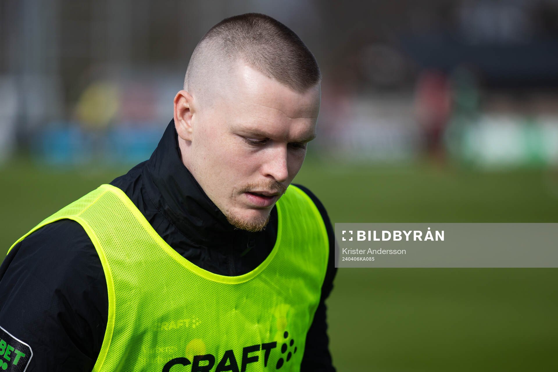 Varbergs Anton Liljenbäck värmer upp under fotbollsmatchen i Superettan mellan Varberg och Öster den 6 april 2024 i Varberg. 