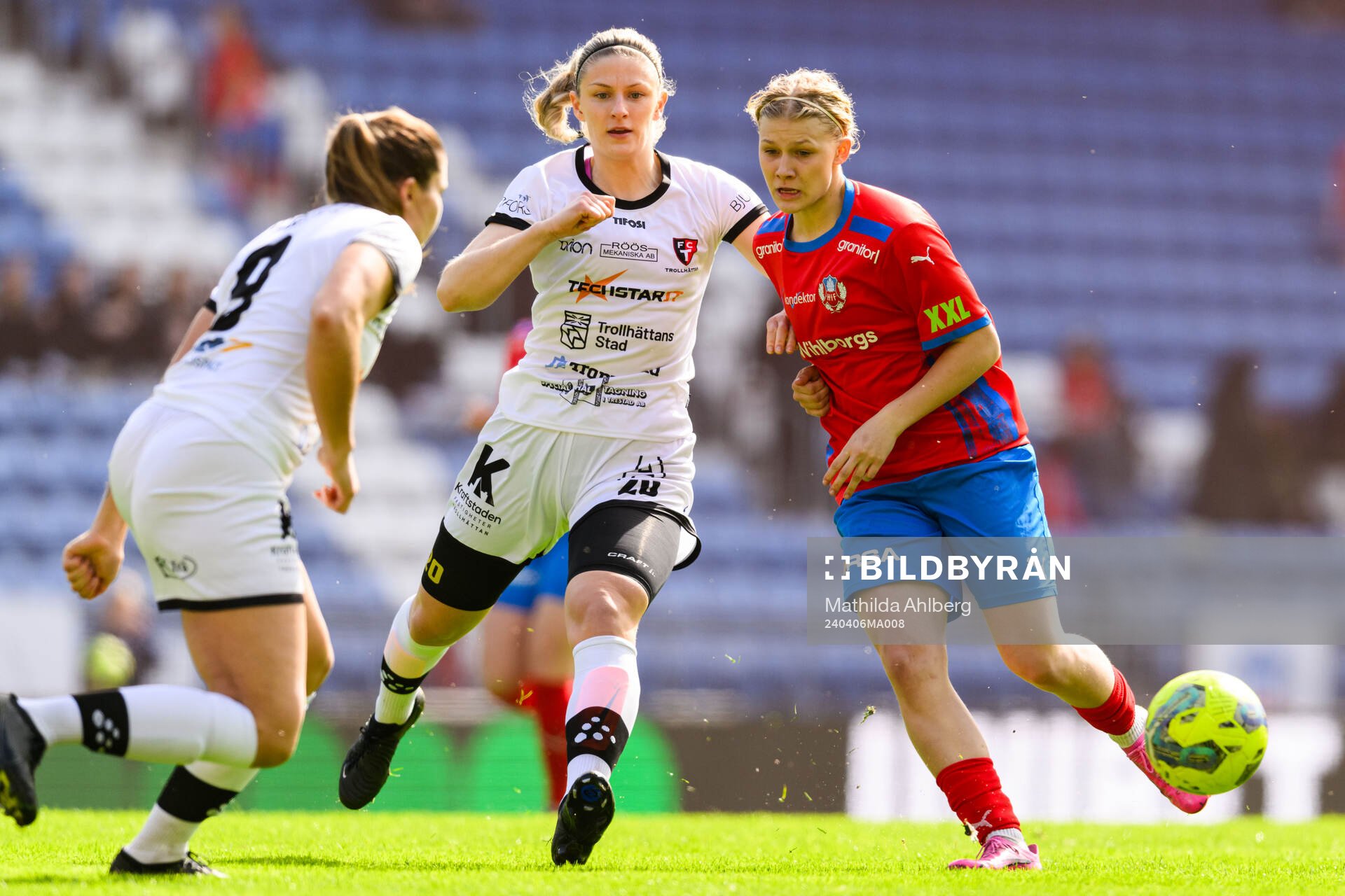 Trollhättans Sofia Olsson och Helsingborg s Alma Larsson under fotbollsmatchen i Division 1 södra mellan Helsingborg och Trollhättan den 6 april 2024 i Helsingborg.