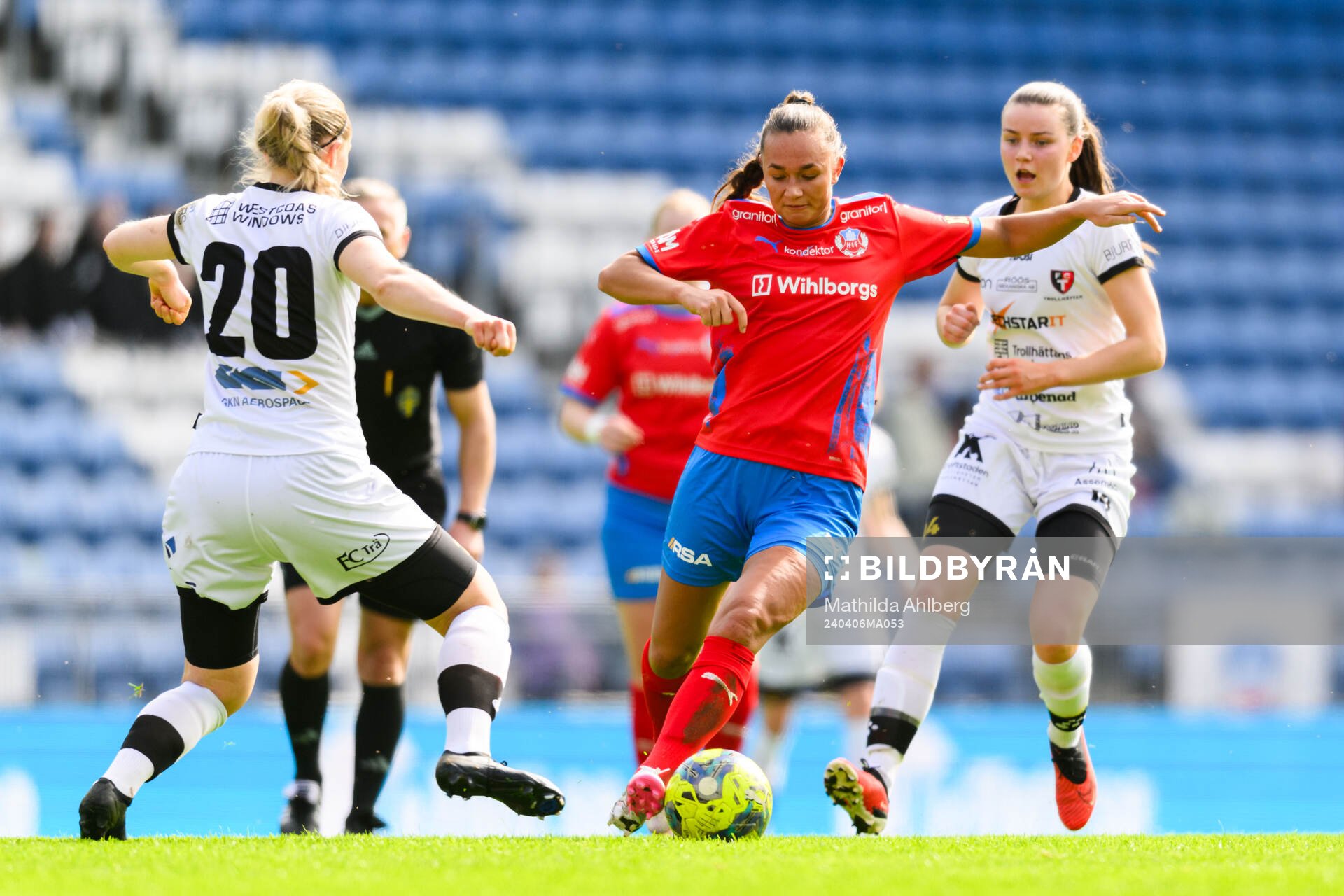 Trollhättans Sofia Olsson och Stella Hagstedt och Helsingborg s Julia Welin under fotbollsmatchen i Division 1 södra mellan Helsingborg och Trollhättan den 6 april 2024 i Helsingborg.