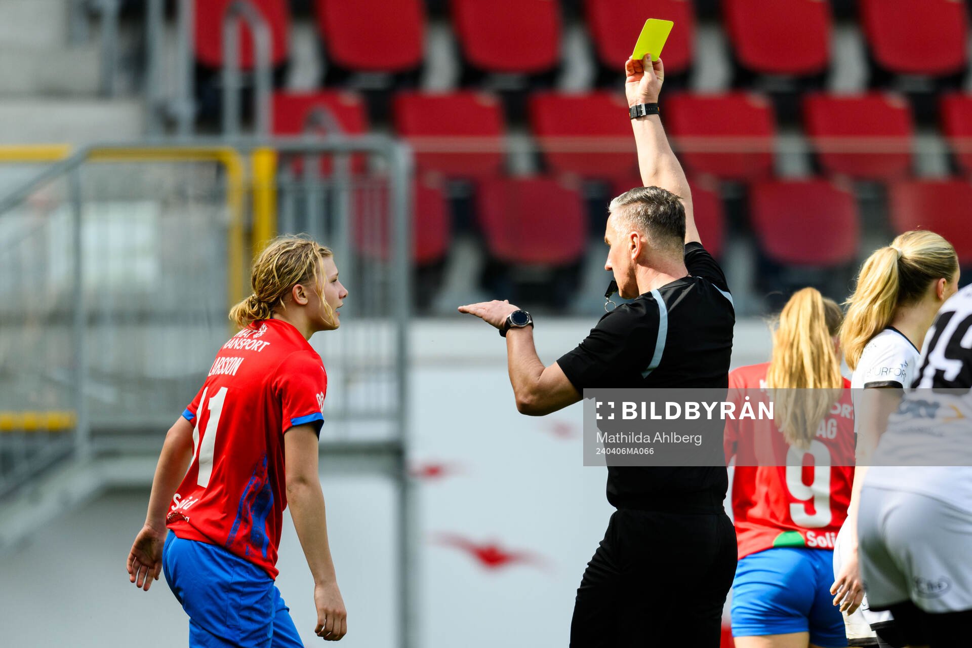 Helsingborg s Alma Larsson och Domare Ibrahim Mujadzic