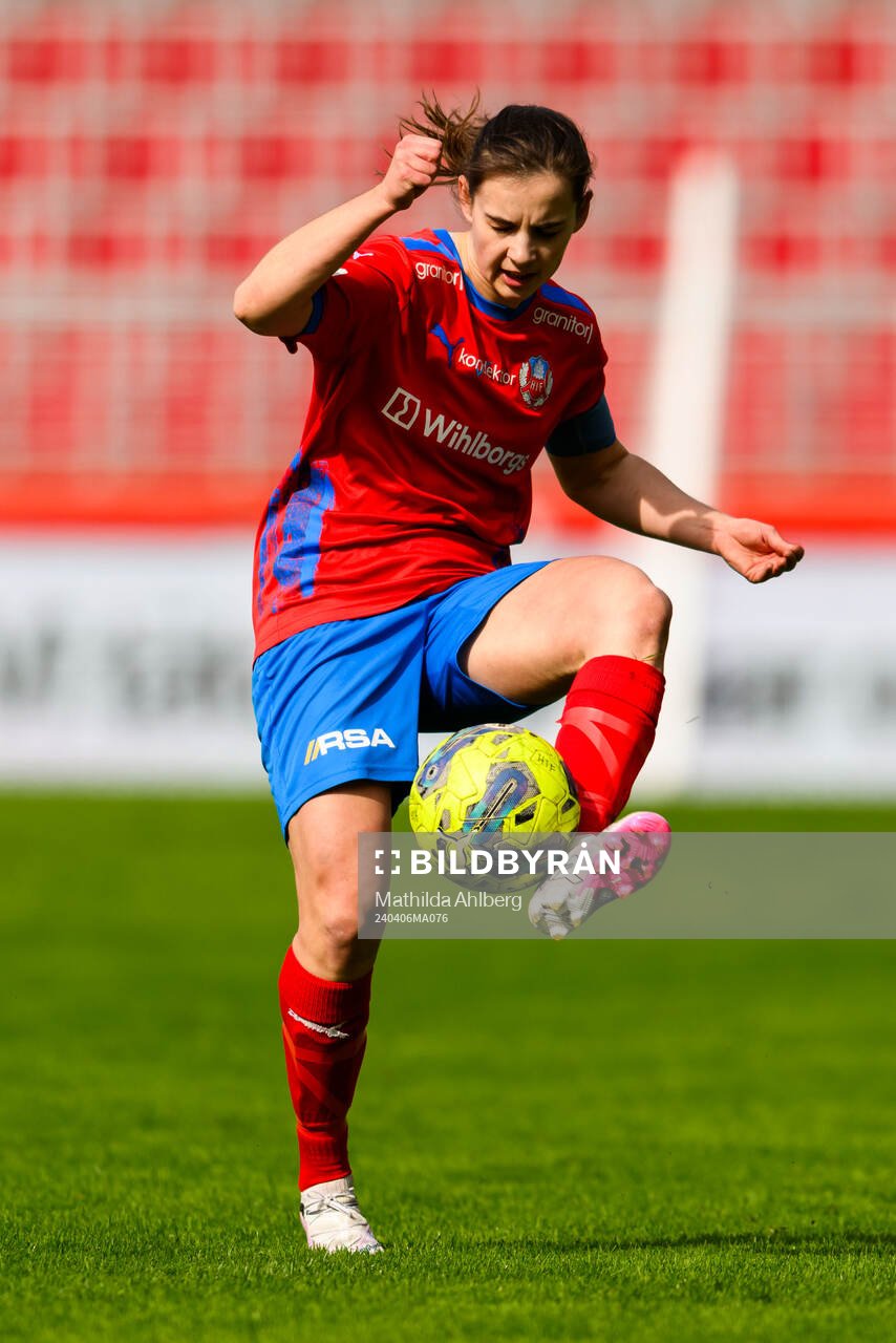 Helsingborg s Evelina Bertilsson under fotbollsmatchen i Division 1 södra mellan Helsingborg och Trollhättan den 6 april 2024 i Helsingborg. 