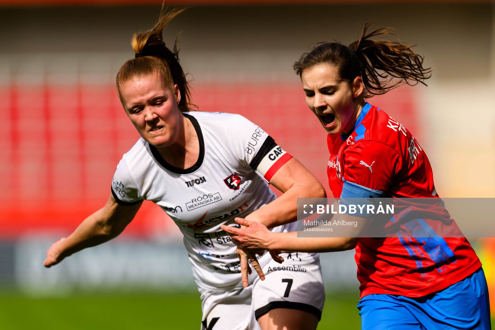 Trollhättans Ida Pettersson och Helsingborg s Evelina Bertilsson under fotbollsmatchen i Division 1 södra mellan Helsingborg och Trollhättan den 6 april 2024 i Helsingborg.