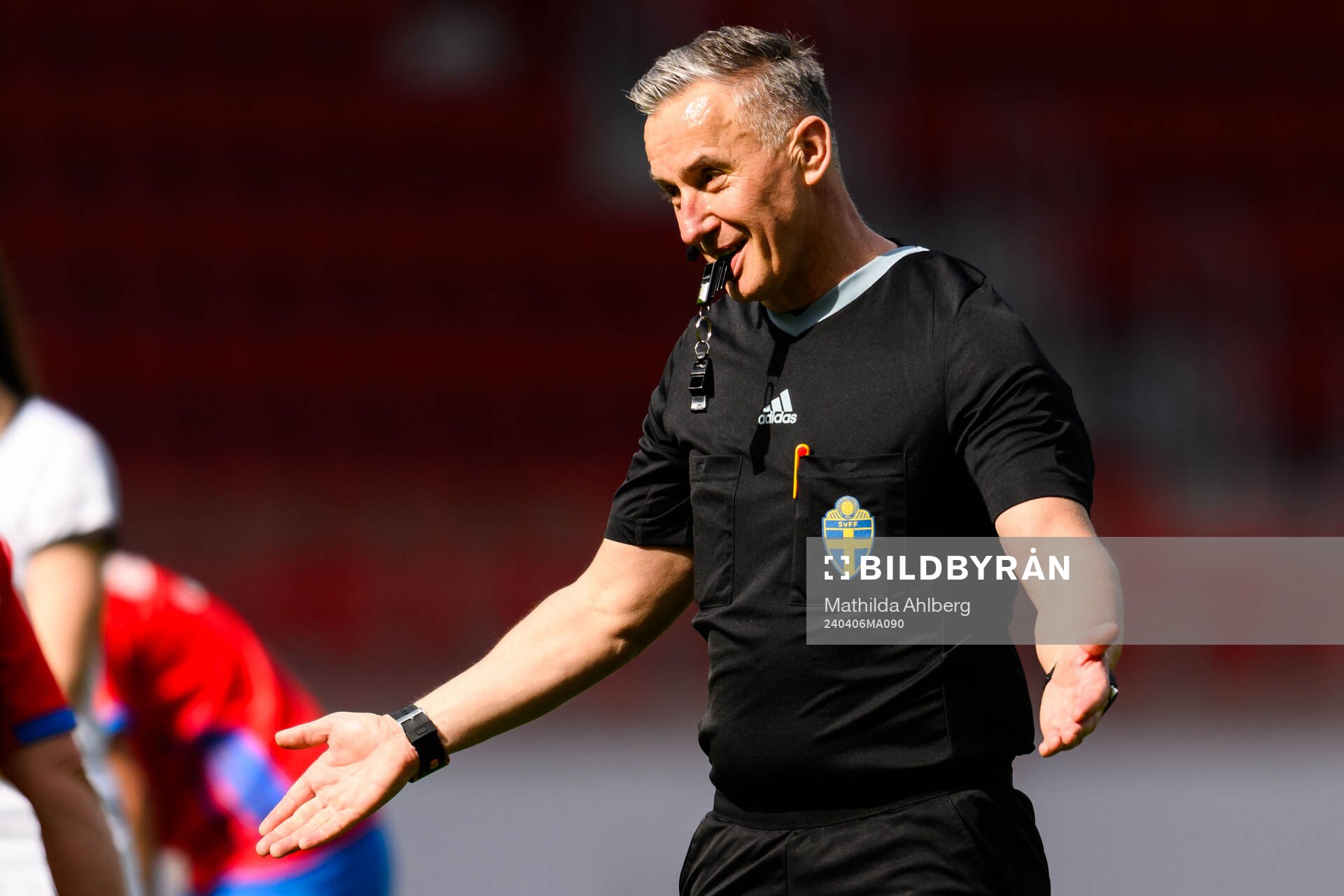 Domare Ibrahim Mujadzic under fotbollsmatchen i Division 1 södra mellan Helsingborg och Trollhättan den 6 april 2024 i Helsingborg.