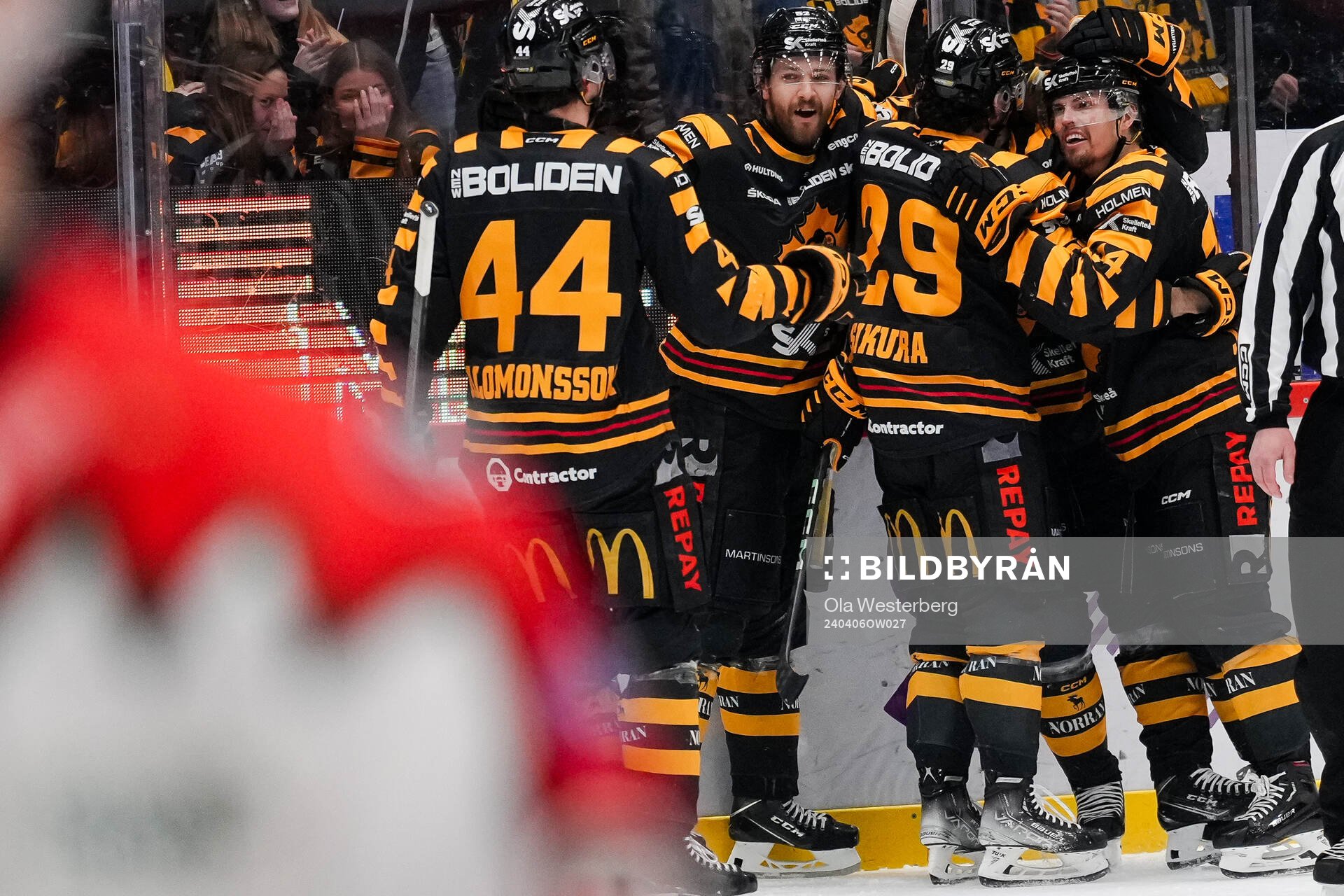 Skellefteås Jonathan Johnson och Dylan Sikura jublar