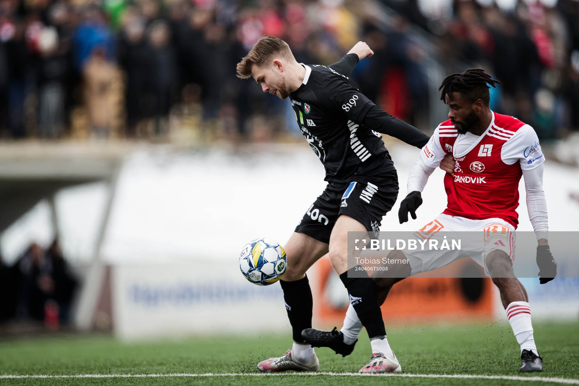 Örebros Niclas Bergmark och Sandvikens IFs John Junior Igbarumah under fotbollsmatchen i Superettan mellan Sandvikens IF och Örebro den 6 april 2024 i Sandviken.