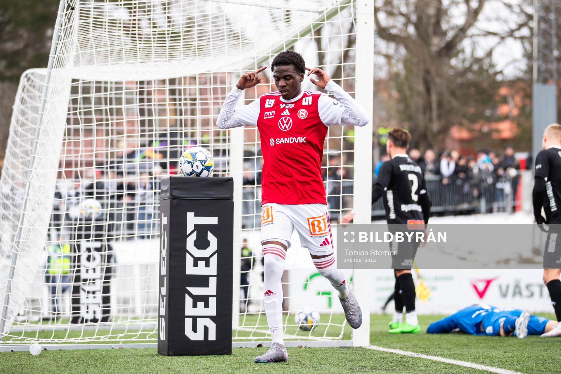 Sandvikens IFs Calvin Kabuye jublar