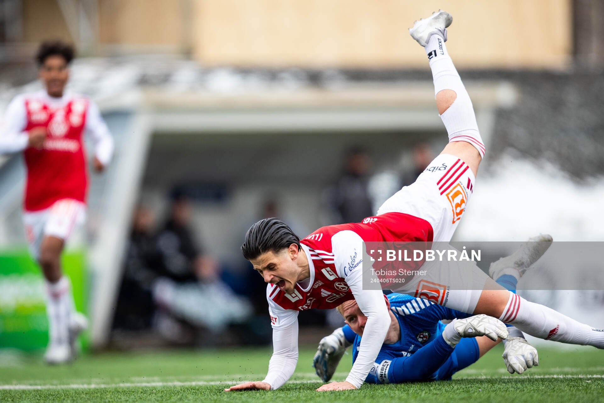 Örebros målvakt Malte Påhlsson och Sandvikens IFs Alexandar Mutic under fotbollsmatchen i Superettan mellan Sandvikens IF och Örebro den 6 april 2024 i Sandviken.