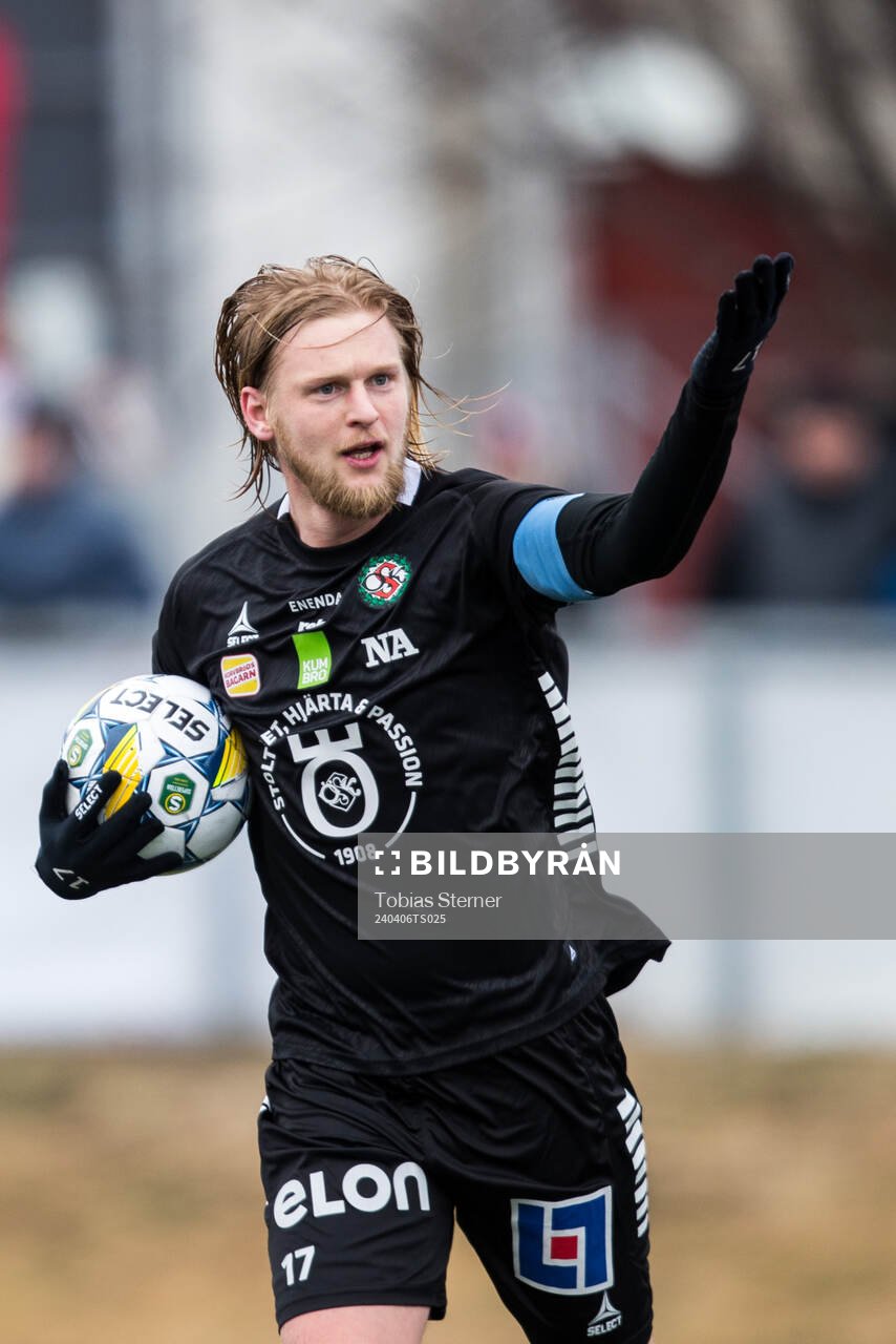 Örebros Kalle Holmberg jublar
