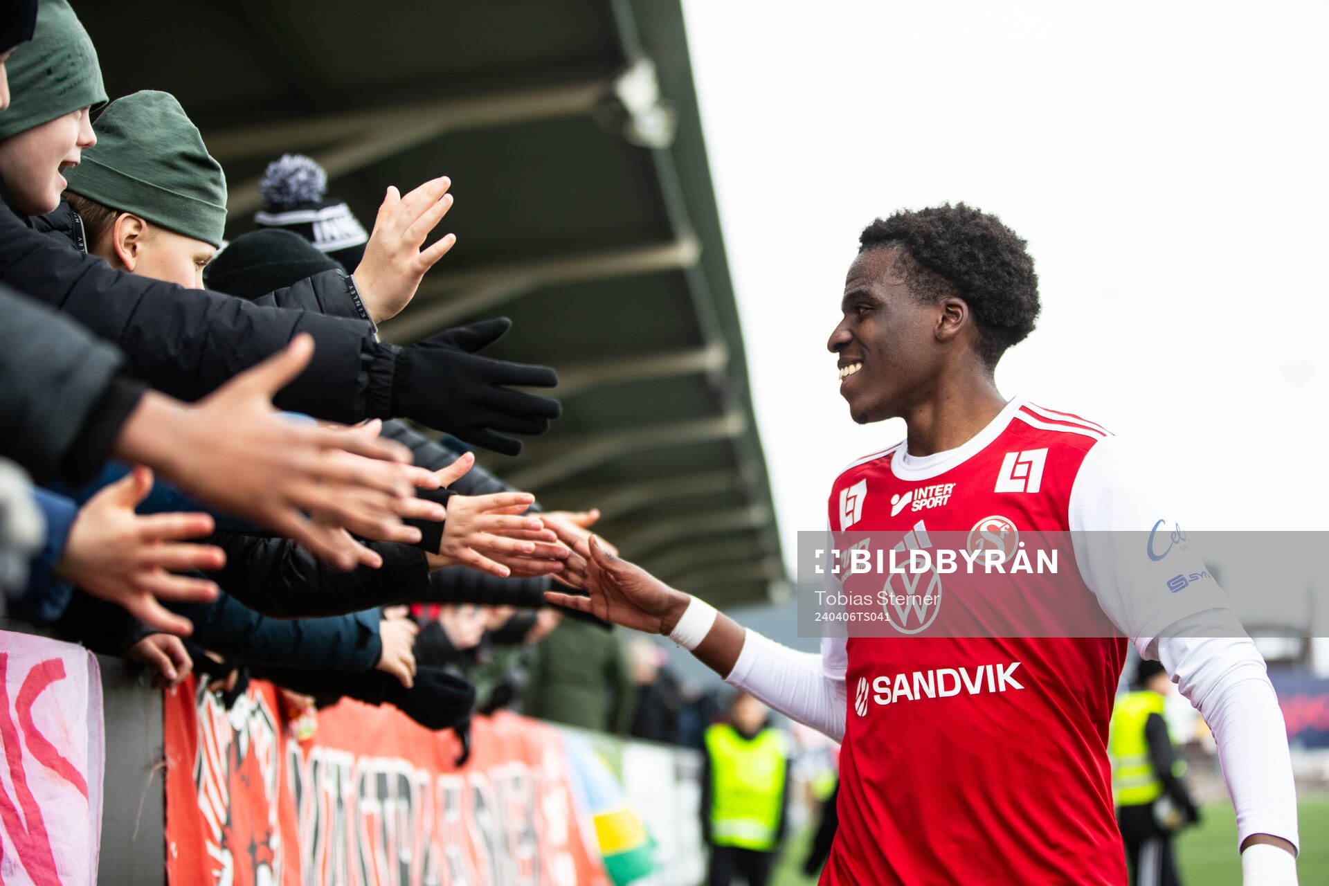 Sandvikens IFs Calvin Kabuye jublar med publiken