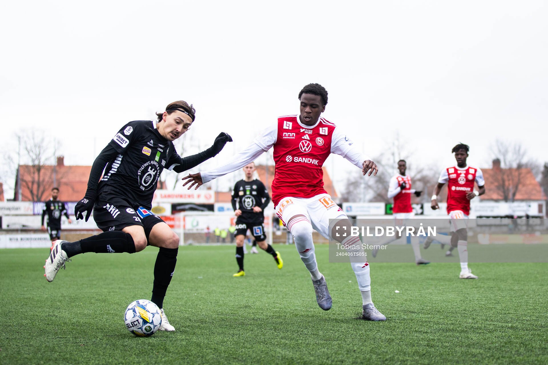 Örebros Adam Bark och Sandvikens IFs Calvin Kabuye under fotbollsmatchen i Superettan mellan Sandvikens IF och Örebro den 6 april 2024 i Sandviken.