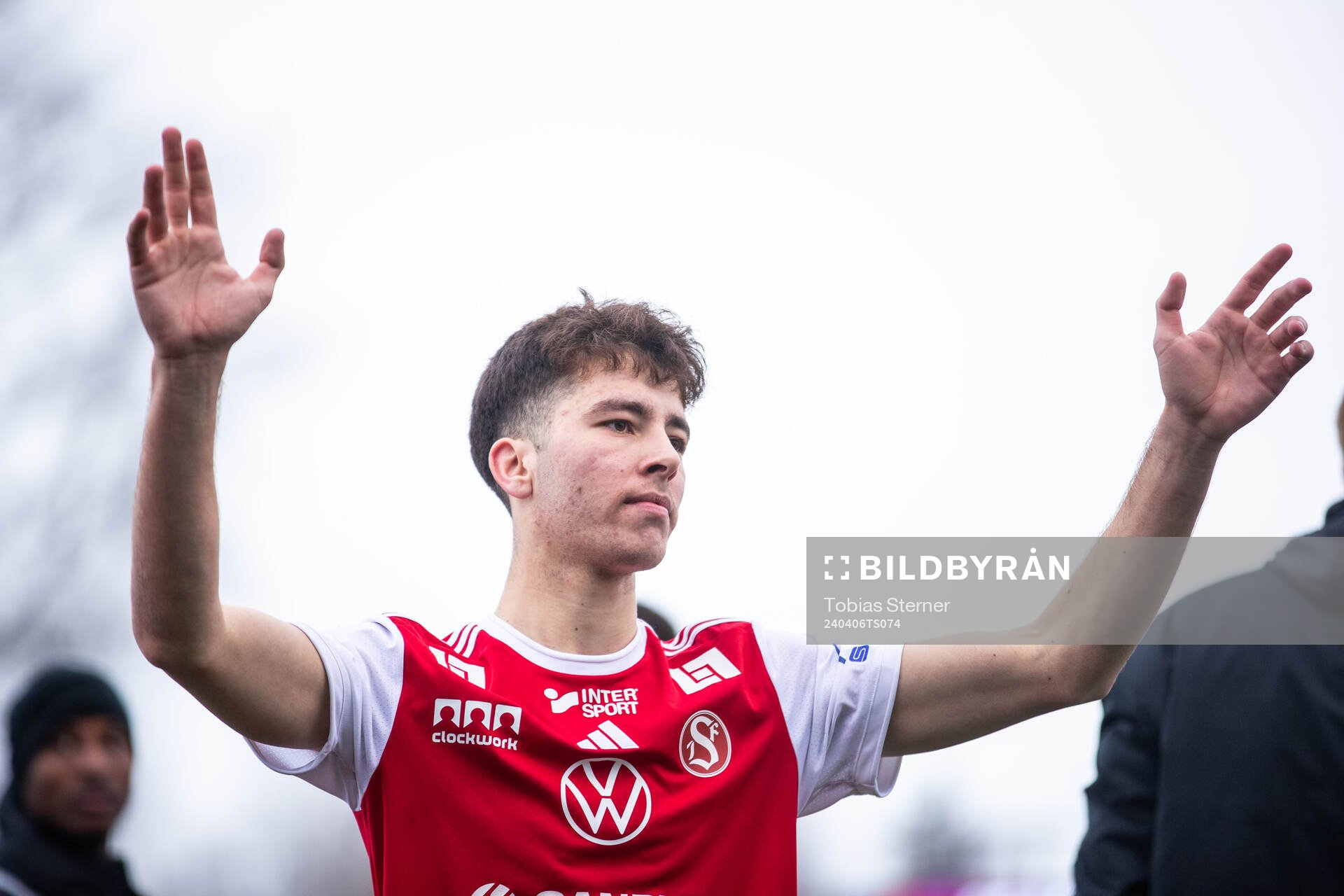 Sandvikens IFs Adam Kiani jublar efter fotbollsmatchen i Superettan mellan Sandvikens IF och Örebro den 6 april 2024 i Sandviken. 