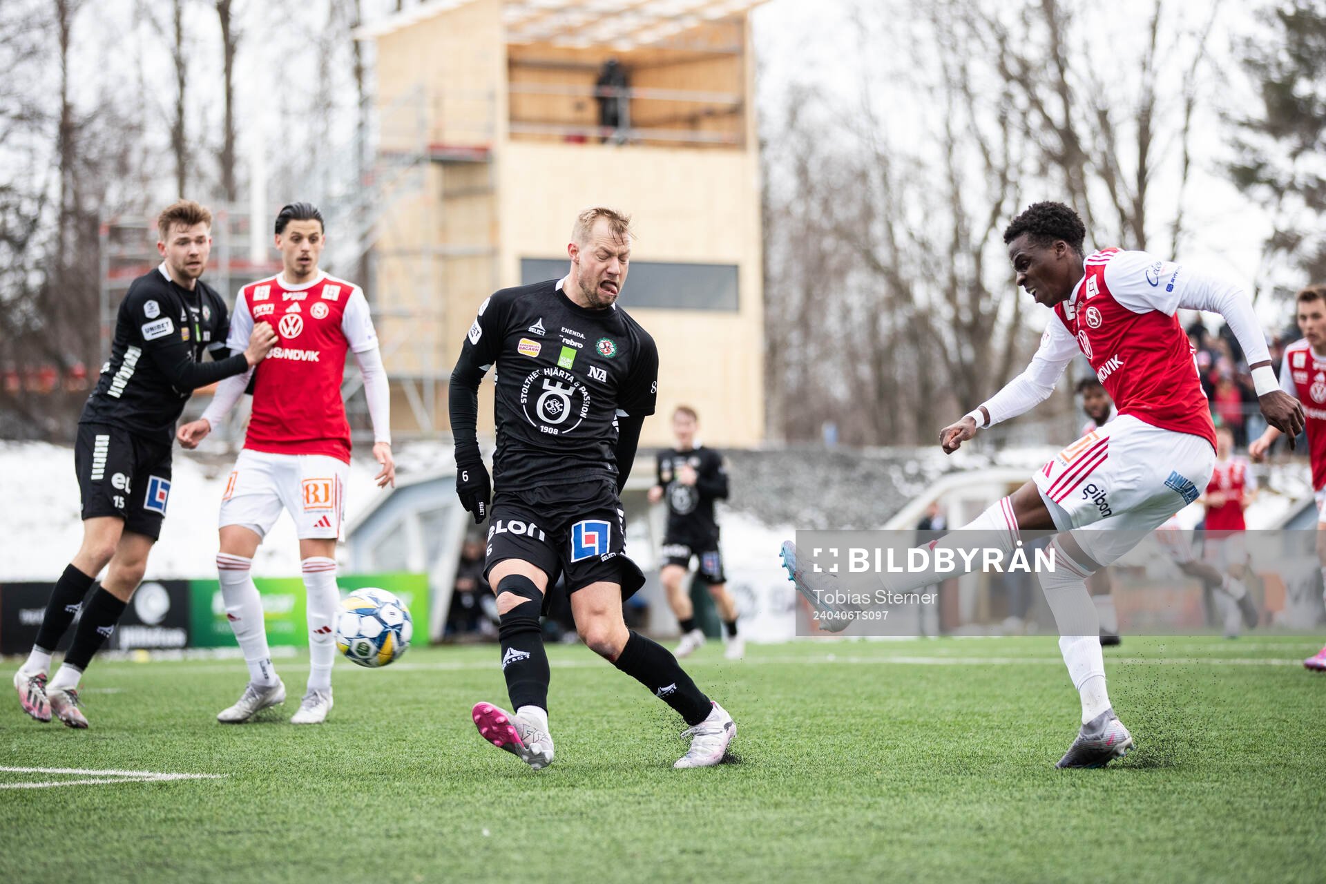 Örebros Sebastian Crona och Sandvikens IFs Calvin Kabuye