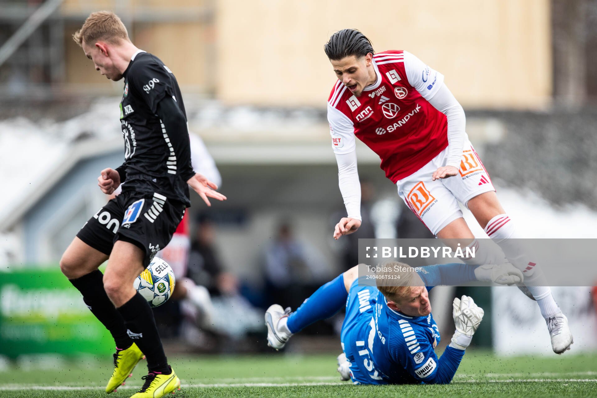 Örebros målvakt Malte Påhlsson och Valgeir Valgeirsson mot Sandvikens IFs Alexandar Mutic under fotbollsmatchen i Superettan mellan Sandvikens IF och Örebro den 6 april 2024 i Sandviken.
