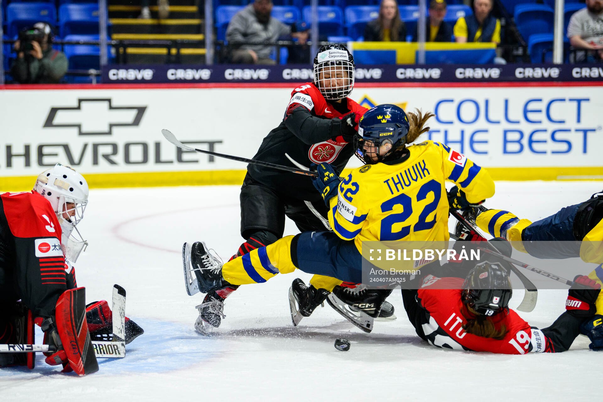 Aoi Shiga of Japan and Hanna Thuvik of Sweden