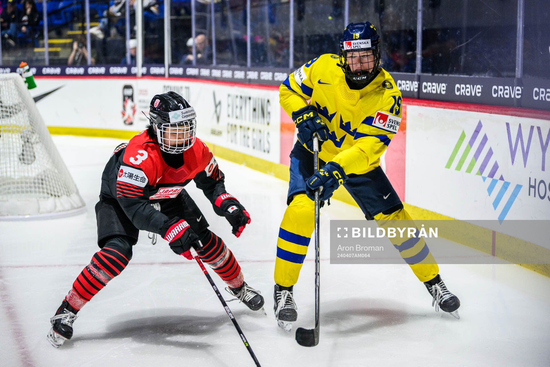 Aoi Shiga of Japan and Sara Hjalmarsson of Sweden