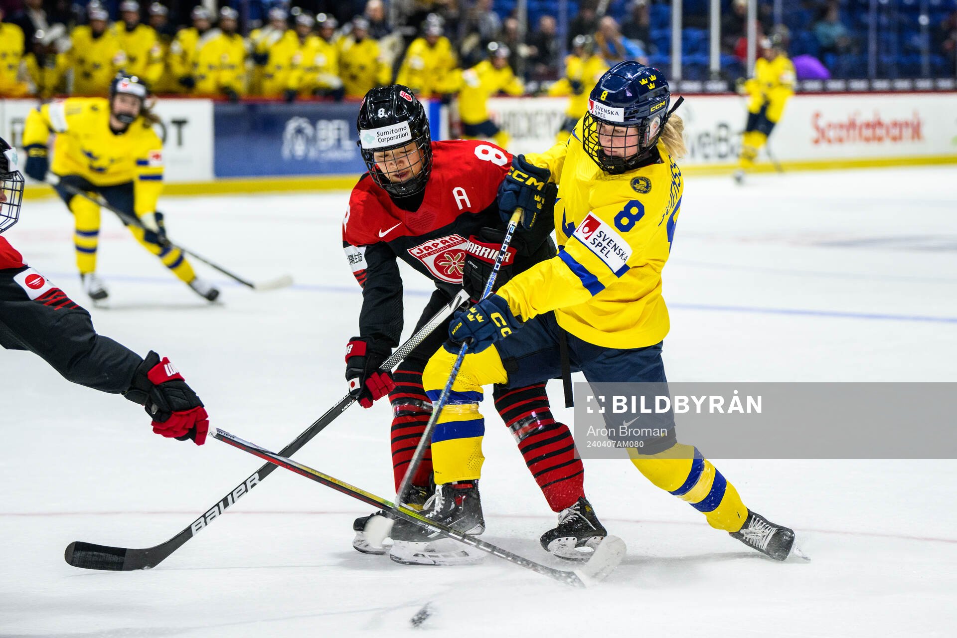 Akane Hosoyamada of Japan and Hilda Svensson of Sweden