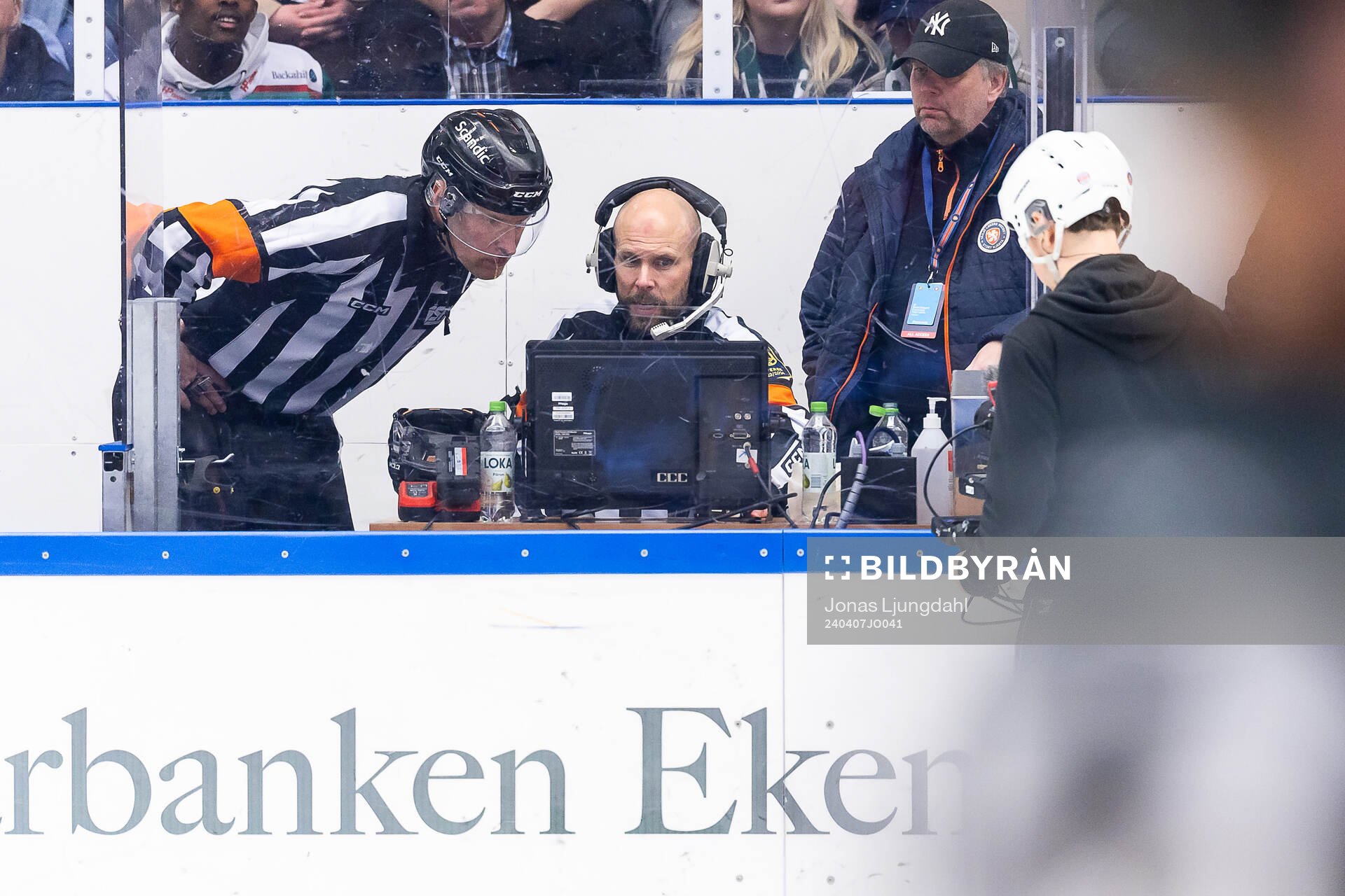 Domare Tobias Björk och Domare Marcus Linde gör