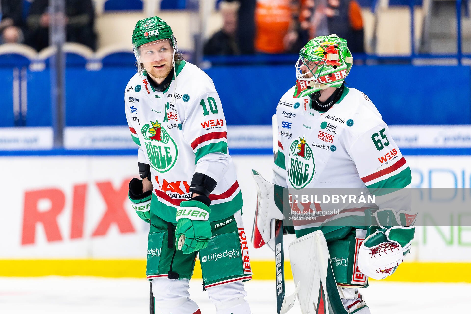 Rögles Rodrigo Abols och målvakt Christoffer Rifalk jublar