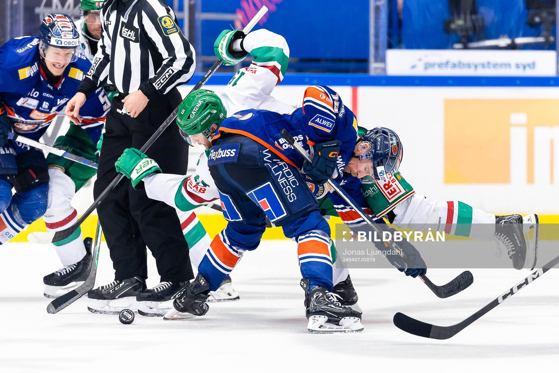 Tek mellan Rögles Simon Ryfors och Växjös Dylan