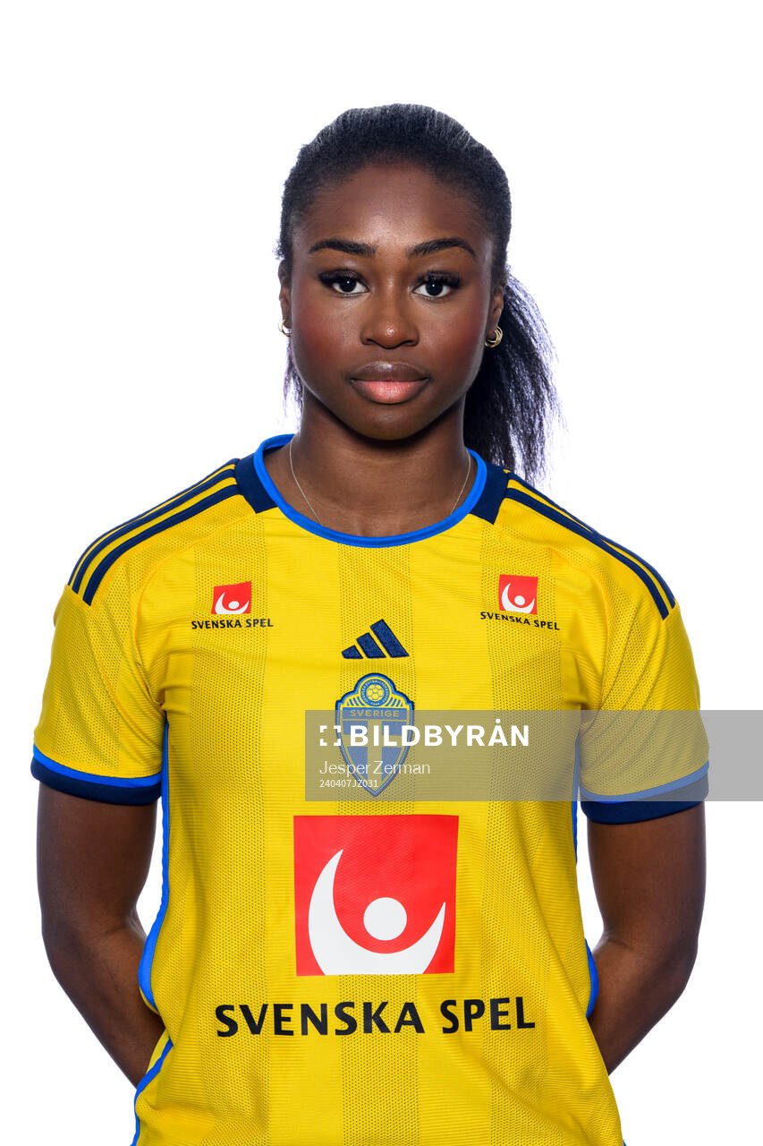 Monica Jusu Bah i det svenska U23-damlandslaget poserar för ett porträtt den 7 april 2024 i Gävle. 