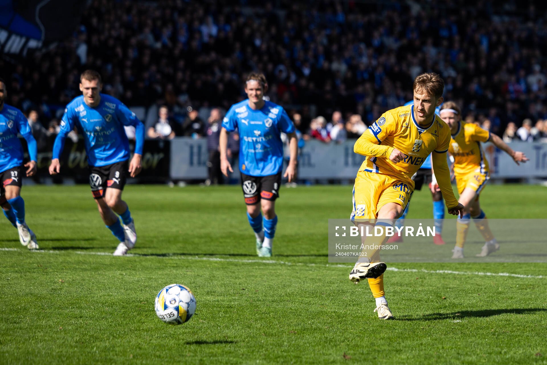 IFK Göteborgs Arbnor Mucolli skjuter en straff och missar