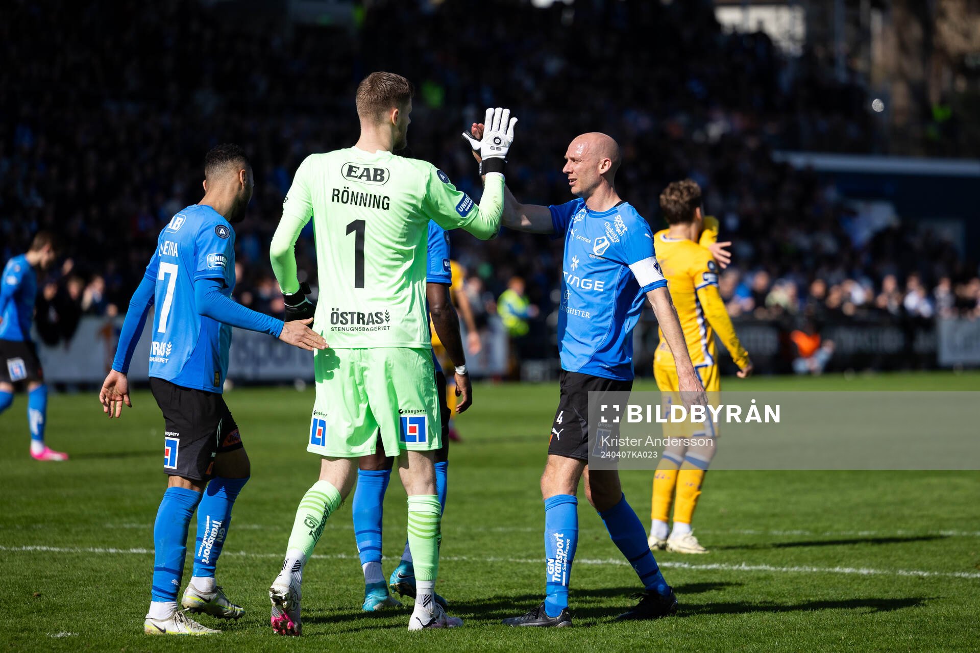 Halmstads målvakt Tim Rönning jublar