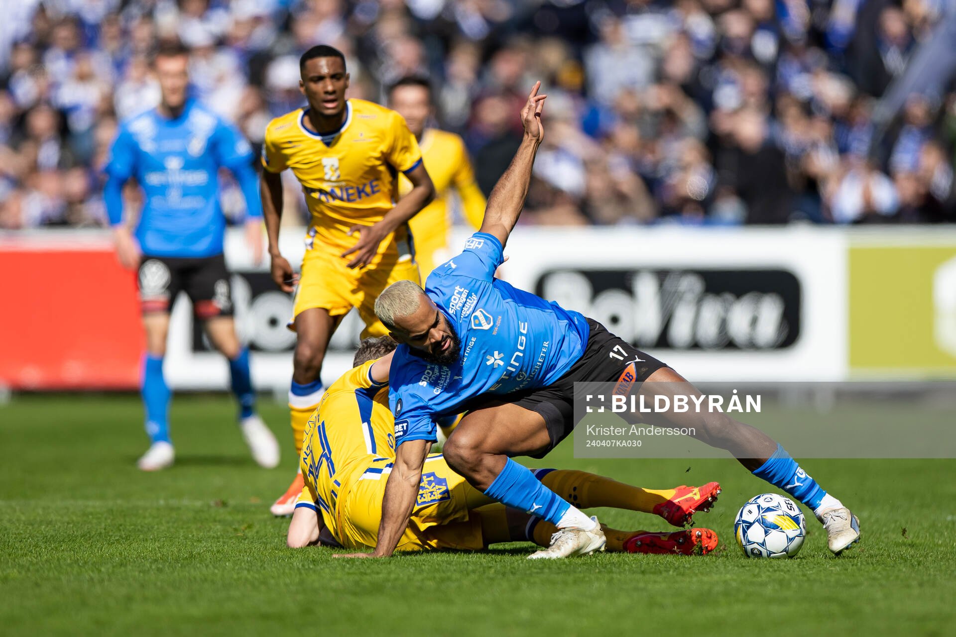 Halmstads Phil Ofosu-Ayeh under fotbollsmatchen i Allsvenskan mellan Halmstad och IFK Göteborg den 7 april 2024 i Halmstad. 
