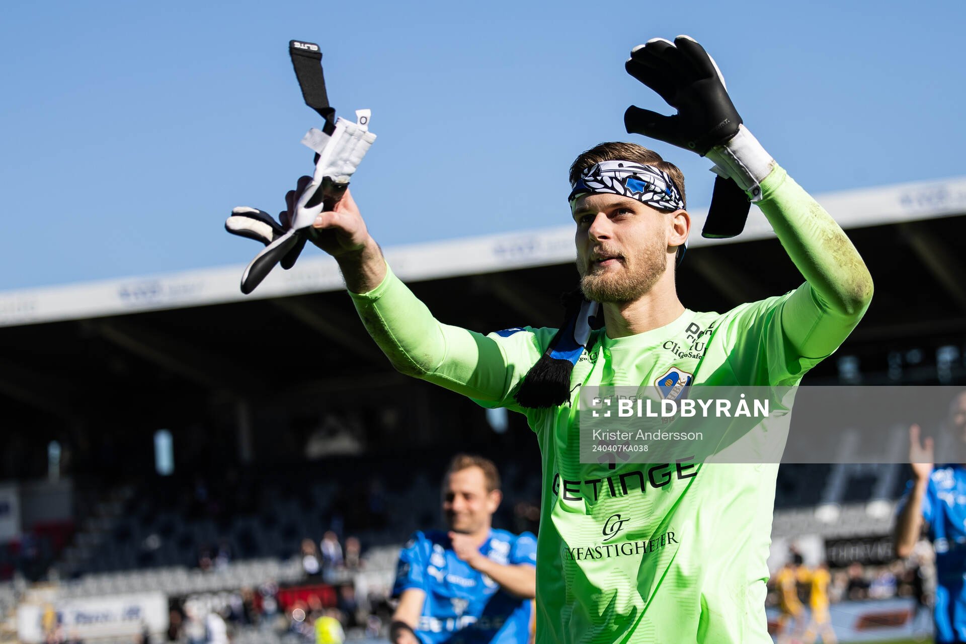 Halmstads målvakt Tim Rönning jublar