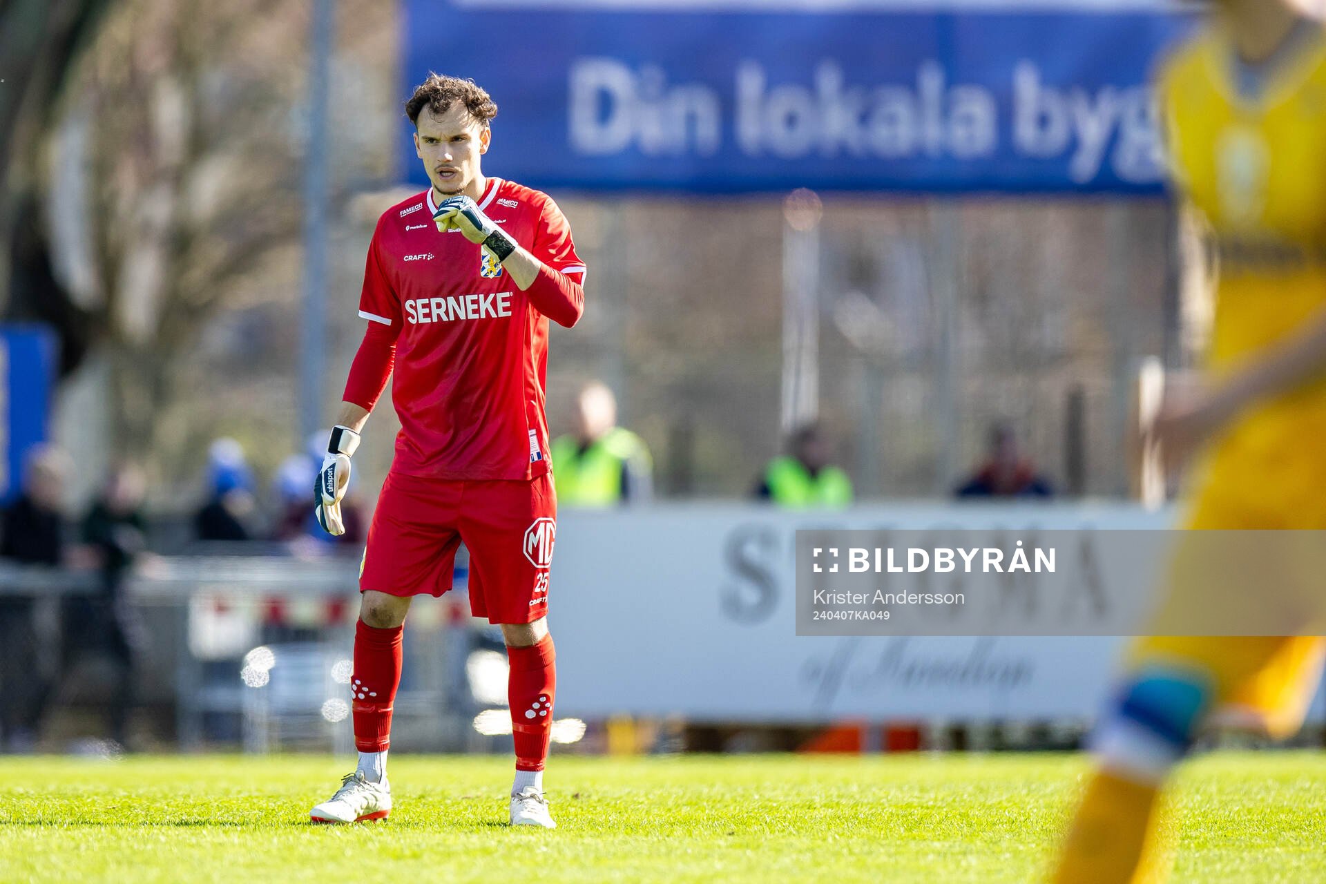 IFK Göteborgs målvakt Elis Bishesari under fotbollsmatchen i Allsvenskan mellan Halmstad och IFK Göteborg den 7 april 2024 i Halmstad. 