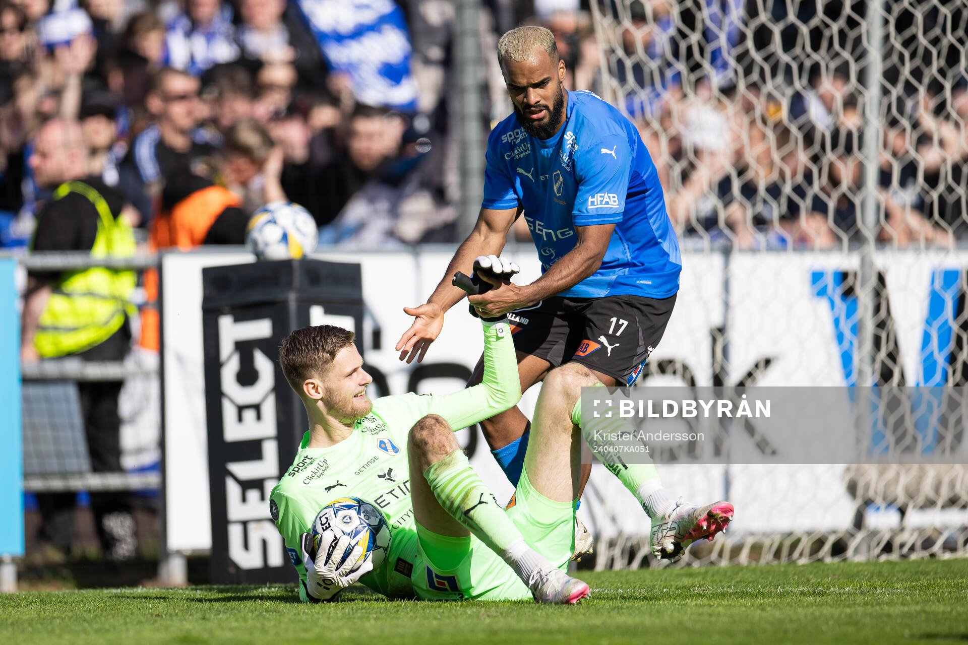Halmstads målvakt Tim Rönning och Phil Ofosu-Ayeh