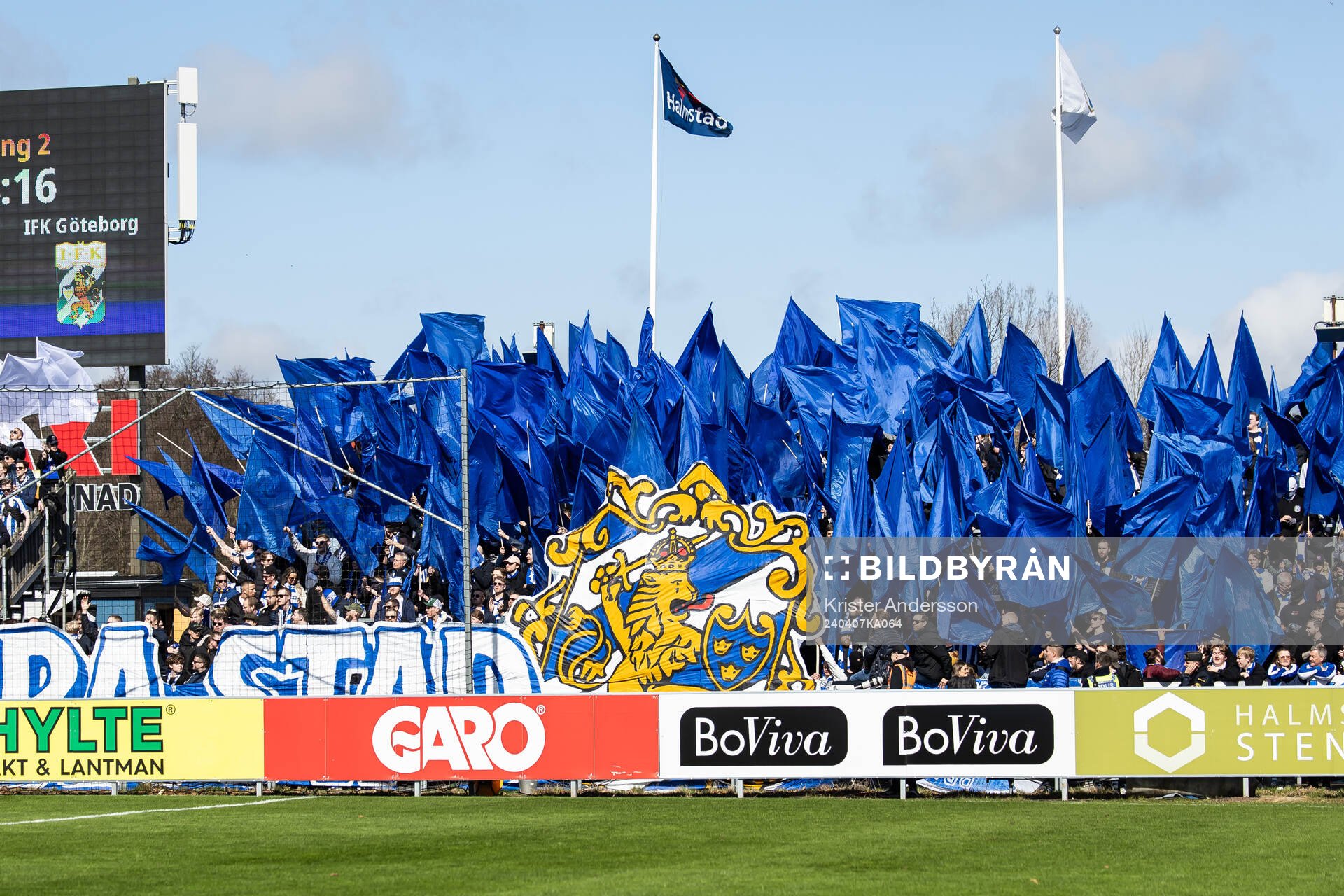 IFK Göteborgs tifo inför fotbollsmatchen i Allsvenskan mellan Halmstad och IFK Göteborg den 7 april 2024 i Halmstad. 