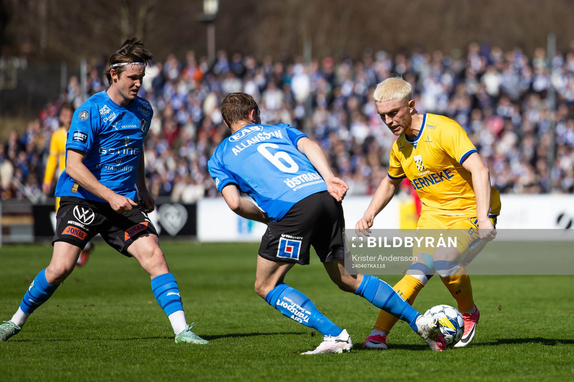 Halmstads Jonathan Svedberg  och Joel Allansson  i kamp med IFK Göteborgs Andreas Pyndt under fotbollsmatchen i Allsvenskan mellan Halmstad och IFK Göteborg den 7 april 2024 i Halmstad. 