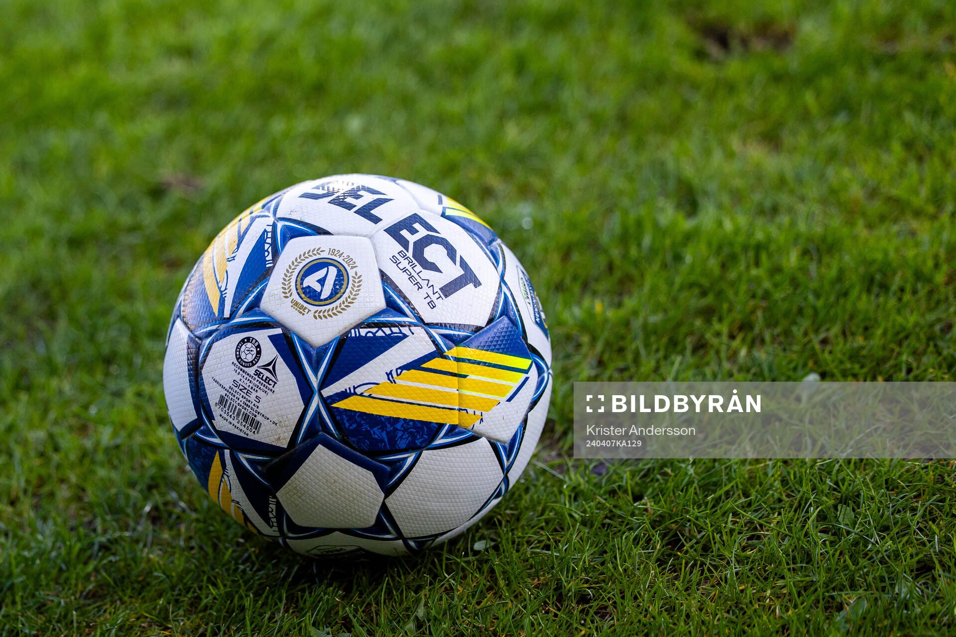 En fotboll med allsvenskan 100 år