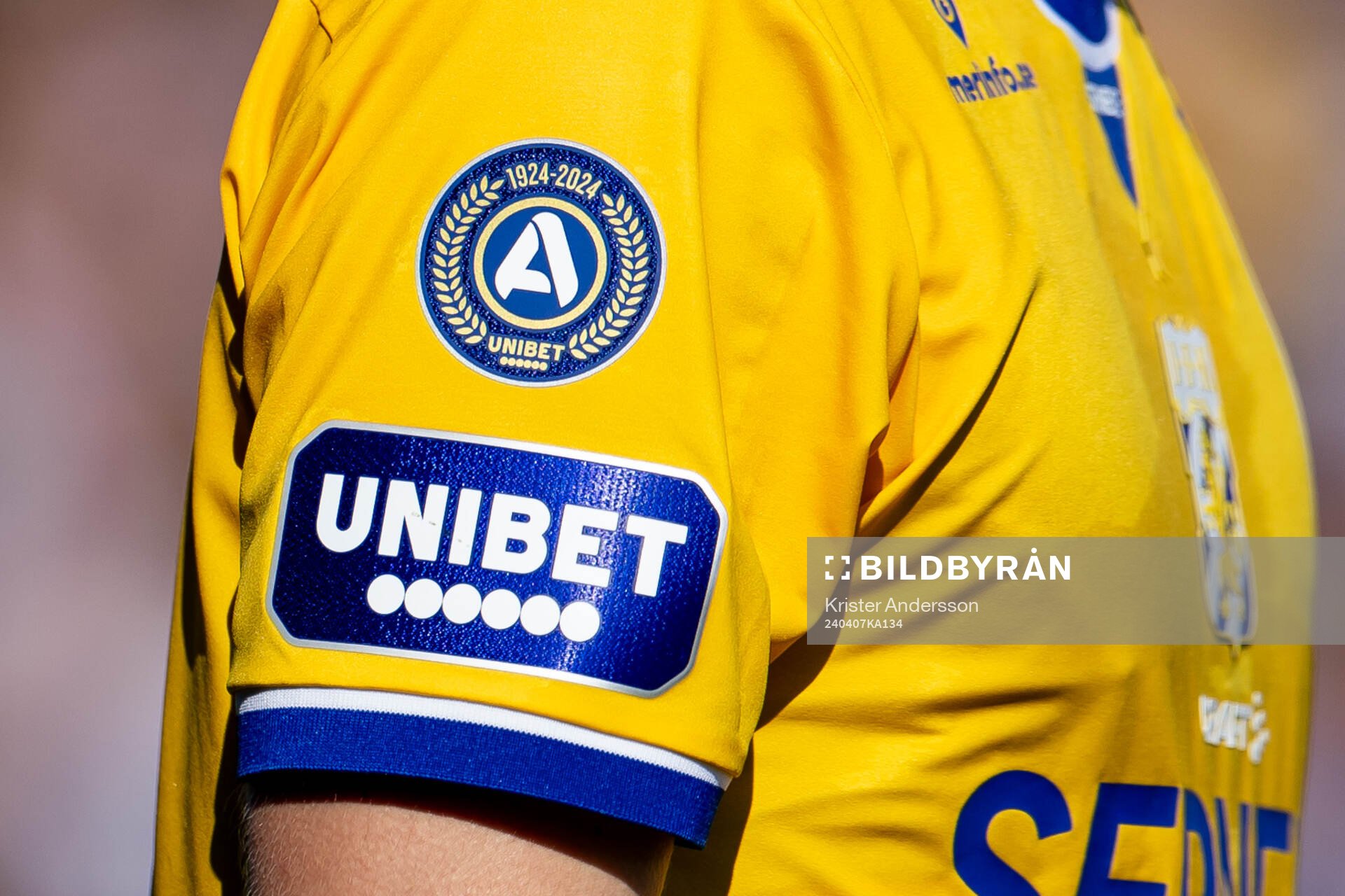 Allsvenskan 100 år och Unibet logo på en tröja