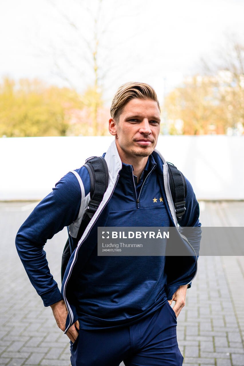 Malmö FFs Jens Stryger Larsen ankommer till arenan