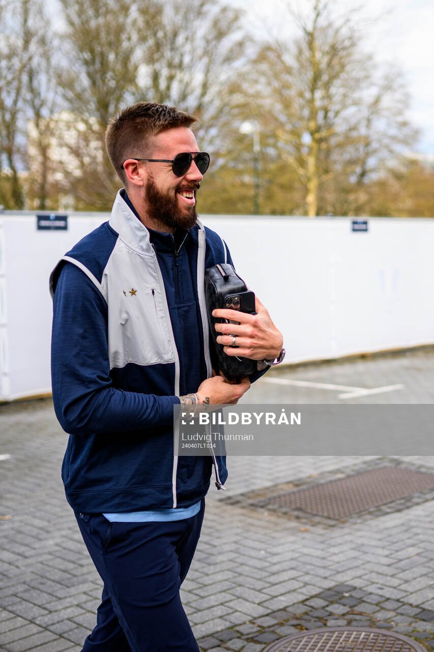 Malmö FFs Pontus Jansson ankommer till arenan