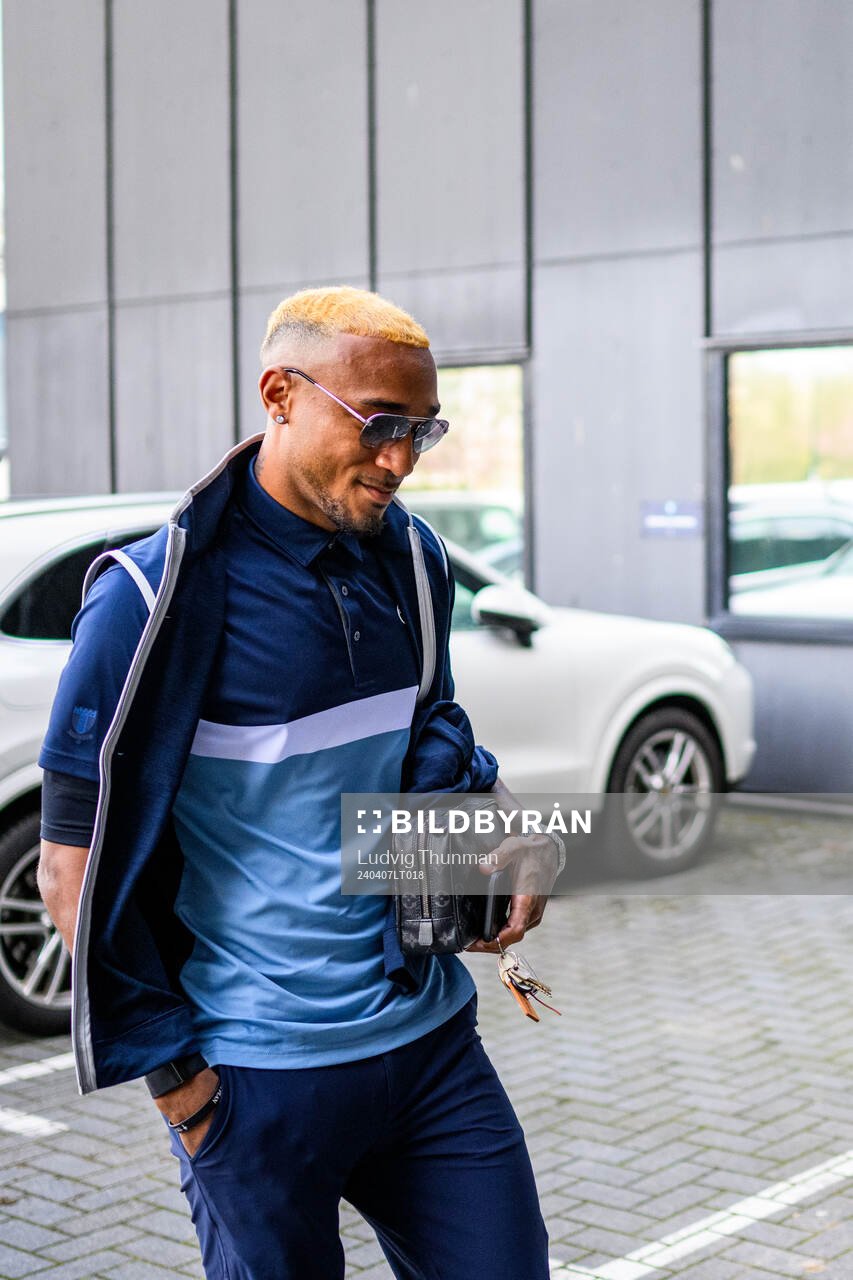 Malmö FFs Derek Cornelius ankommer till arenan