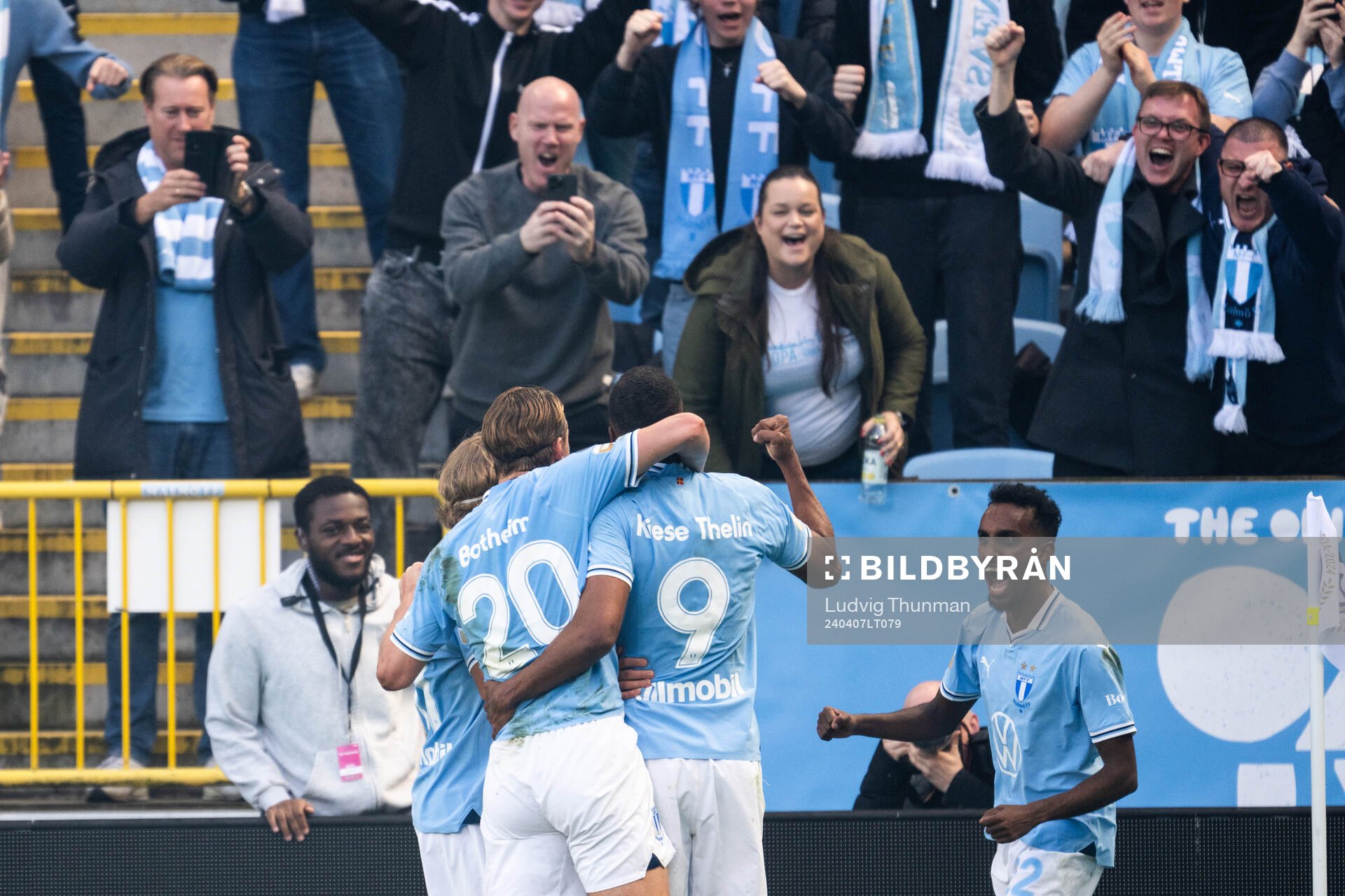 Malmö FFs Isaac Kiese Thelin jublar med lagkamrater