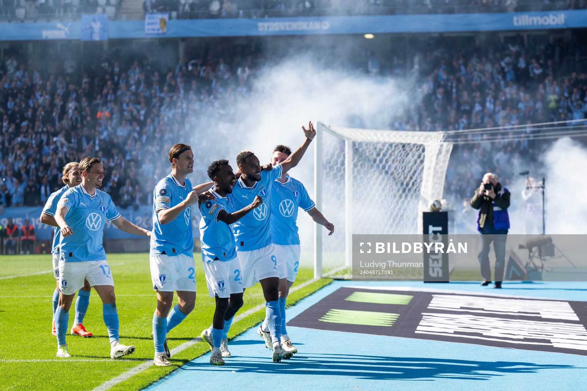 Malmö FFs Isaac Kiese Thelin jublar med lagkamrater