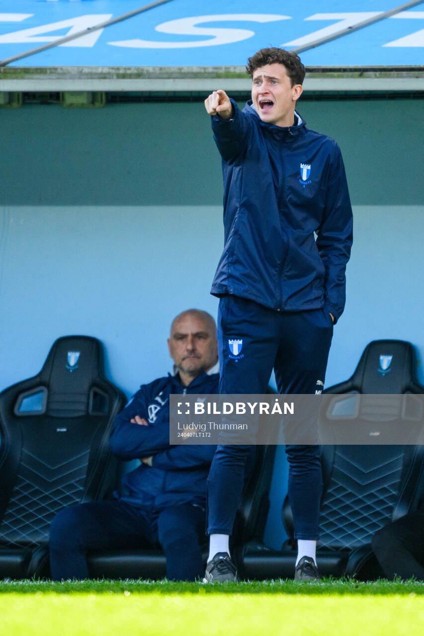 Malmö FFs assisterande tränare Martin Falk under fotbollsmatchen i Allsvenskan mellan Malmö FF och Hammarby den 7 april 2024 i Malmö. 