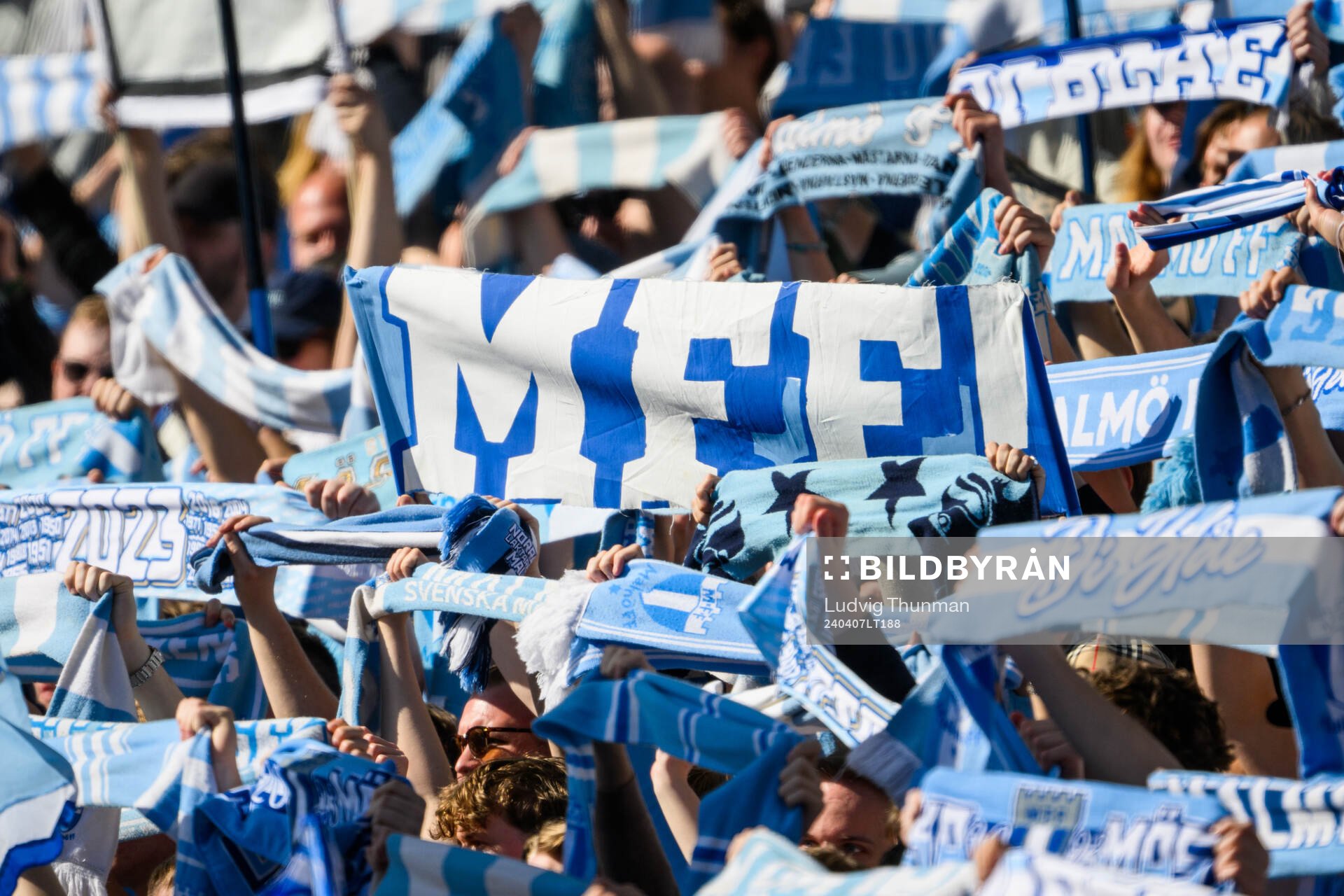 En Malmö FFs supporter med en MFF flagga