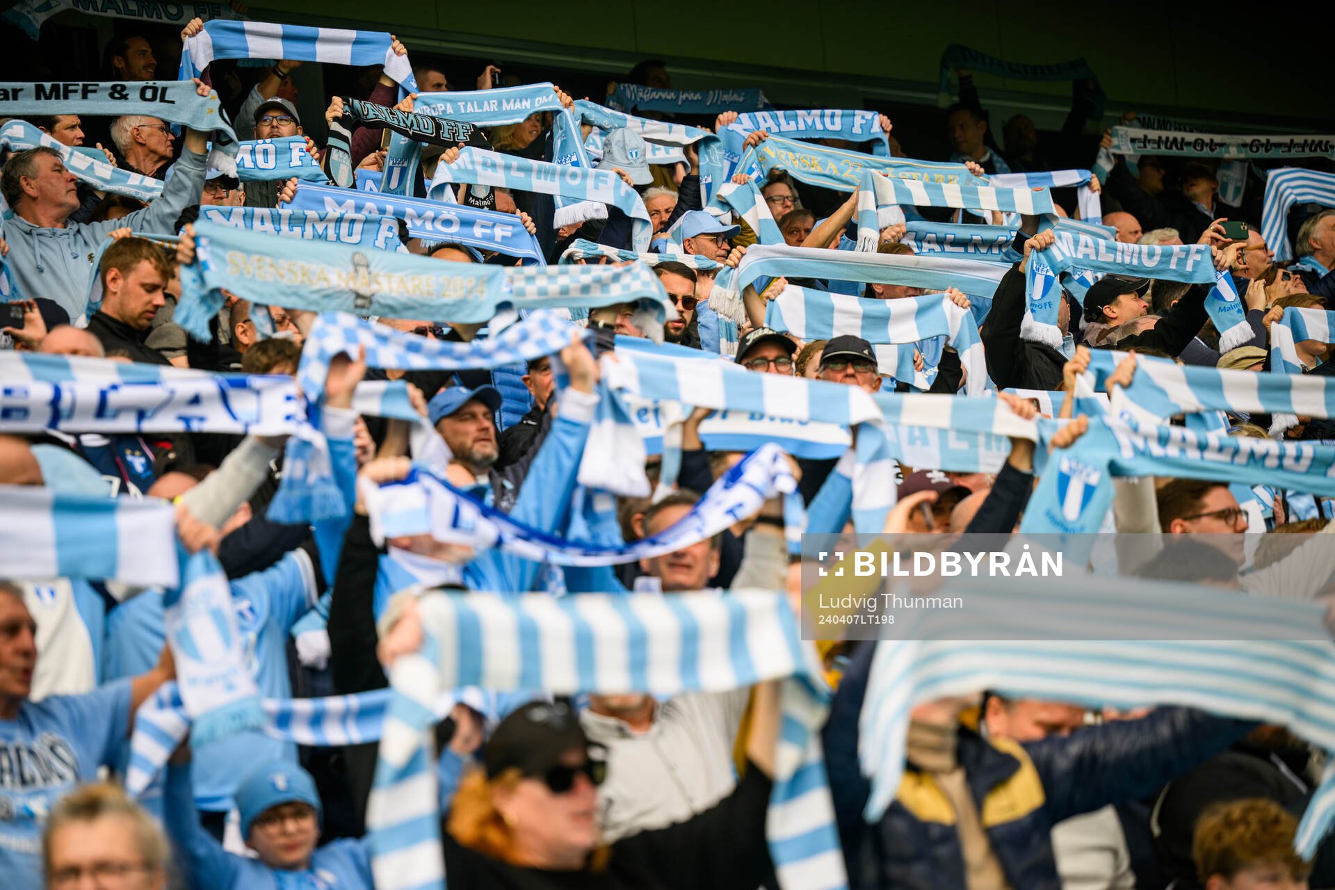 Malmö FFs supportrar med halsdukar
