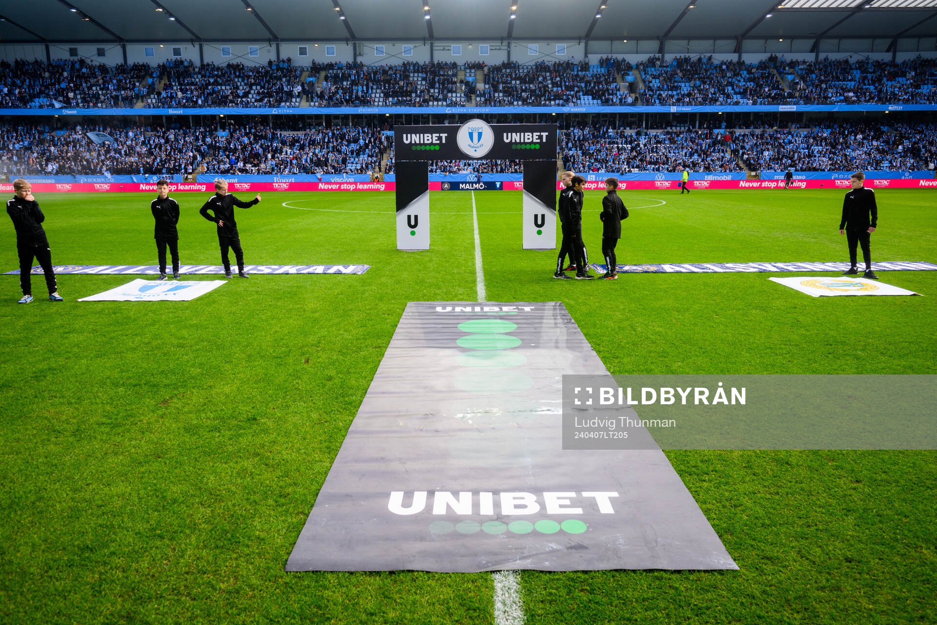 Unibets reklam inför fotbollsmatchen i Allsvenskan mellan Malmö FF och Hammarby den 7 april 2024 i Malmö. 
