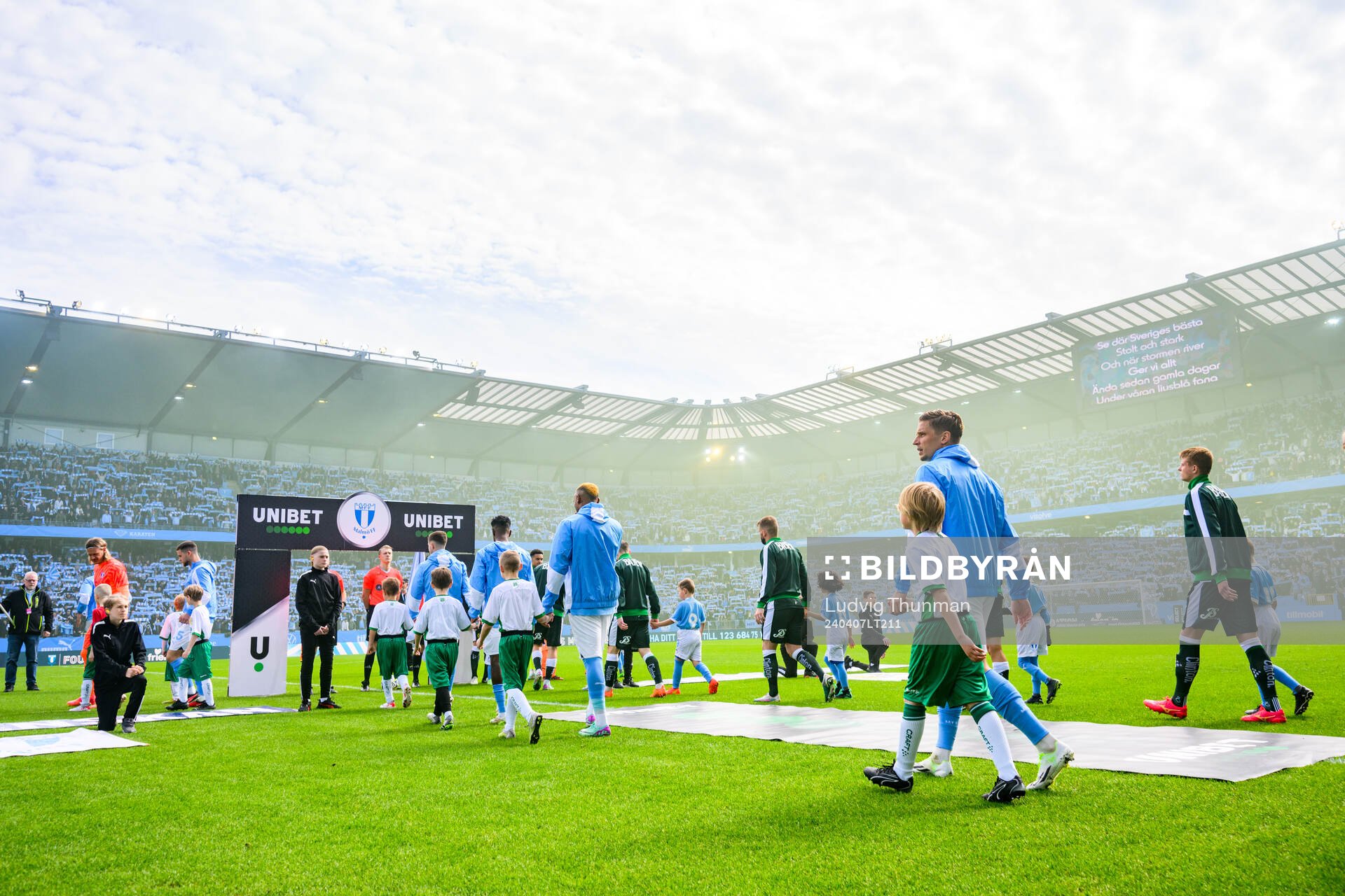Spelarna gör entre inför fotbollsmatchen i Allsvenskan mellan Malmö FF och Hammarby den 7 april 2024 i Malmö. 