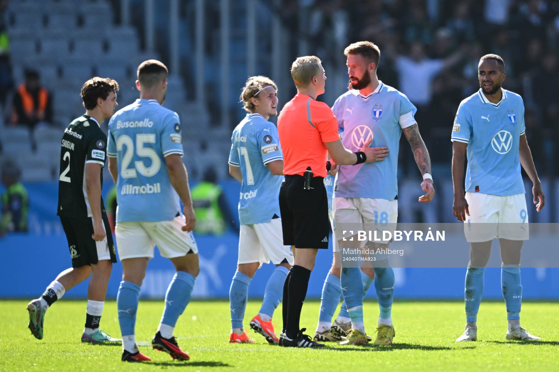 Malmö FFs Pontus Jansson och Domare Adam Ladebäck